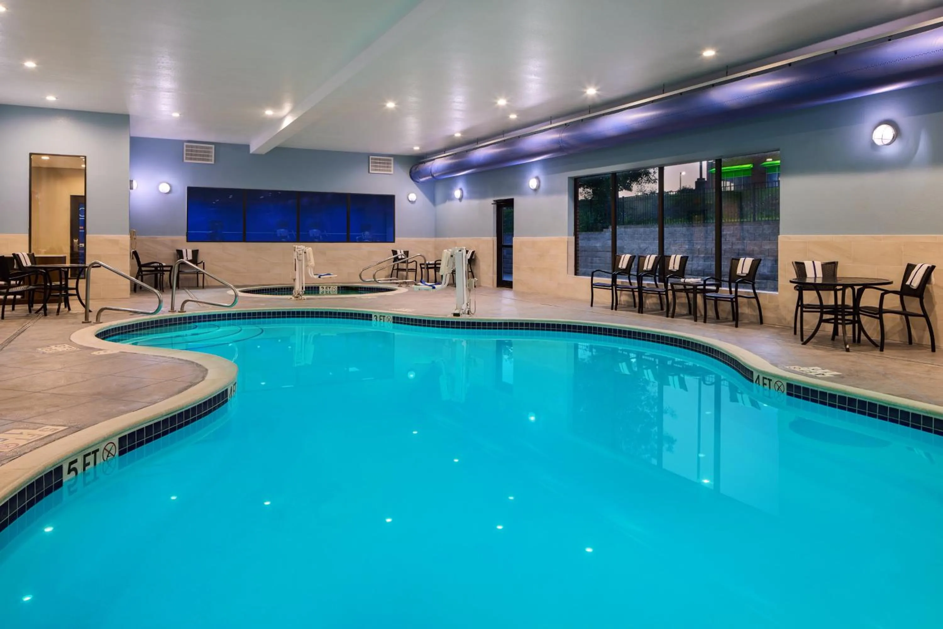 Swimming pool in Holiday Inn Express and Suites Wheeling by IHG
