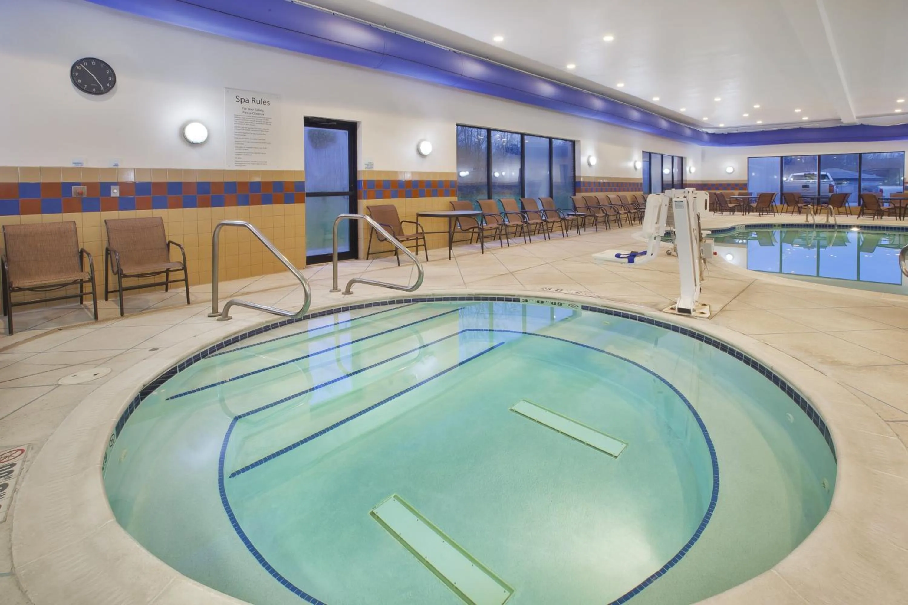 Swimming pool in Holiday Inn Express and Suites Wheeling by IHG