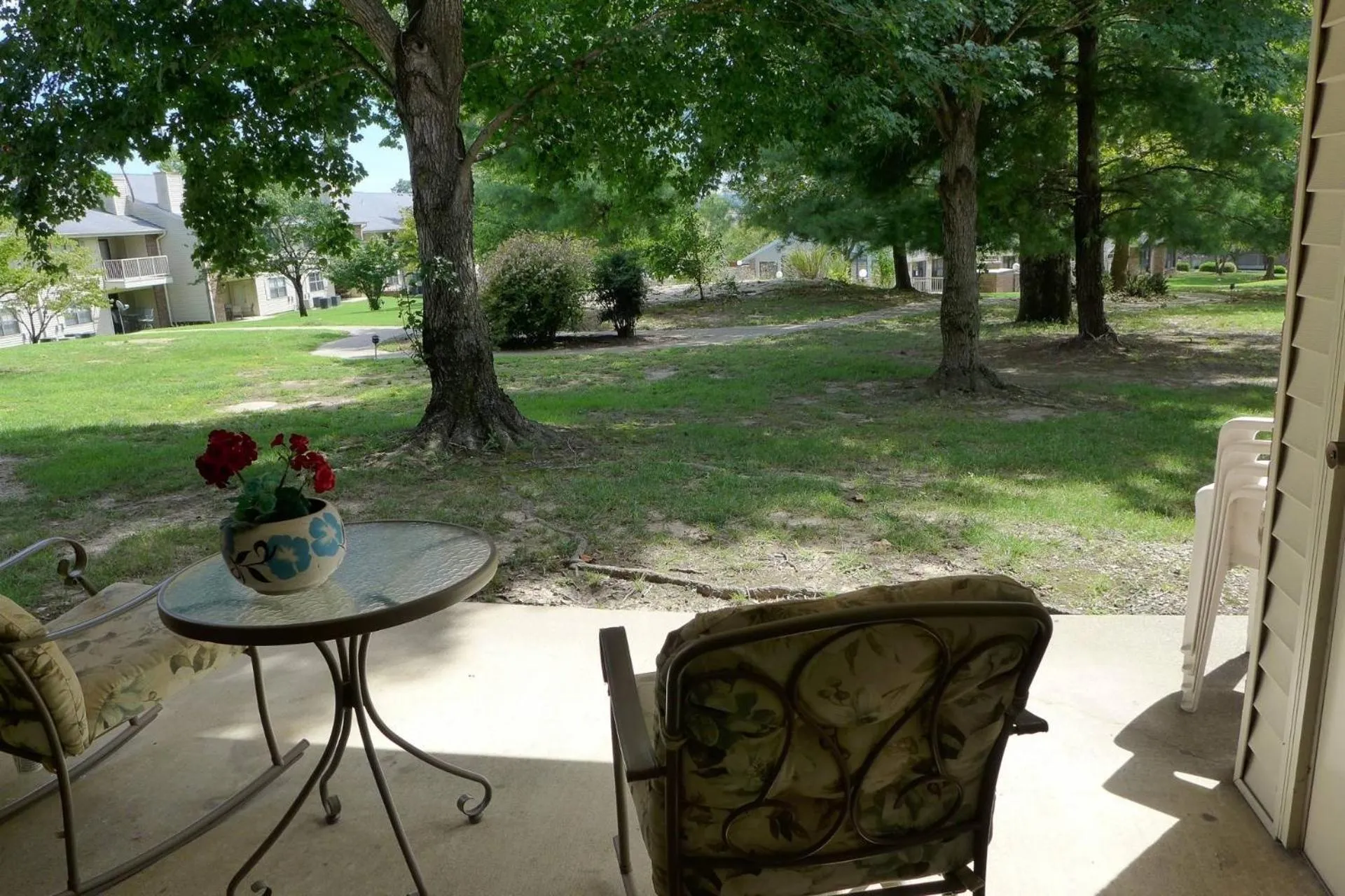 Foothill's Luxury 2BDR Ground Floor Condo in 1000 Hill's