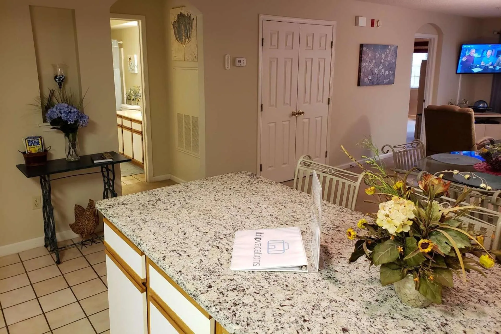 Bed in Foothill's Luxury 2BDR Ground Floor Condo in 1000 Hill's