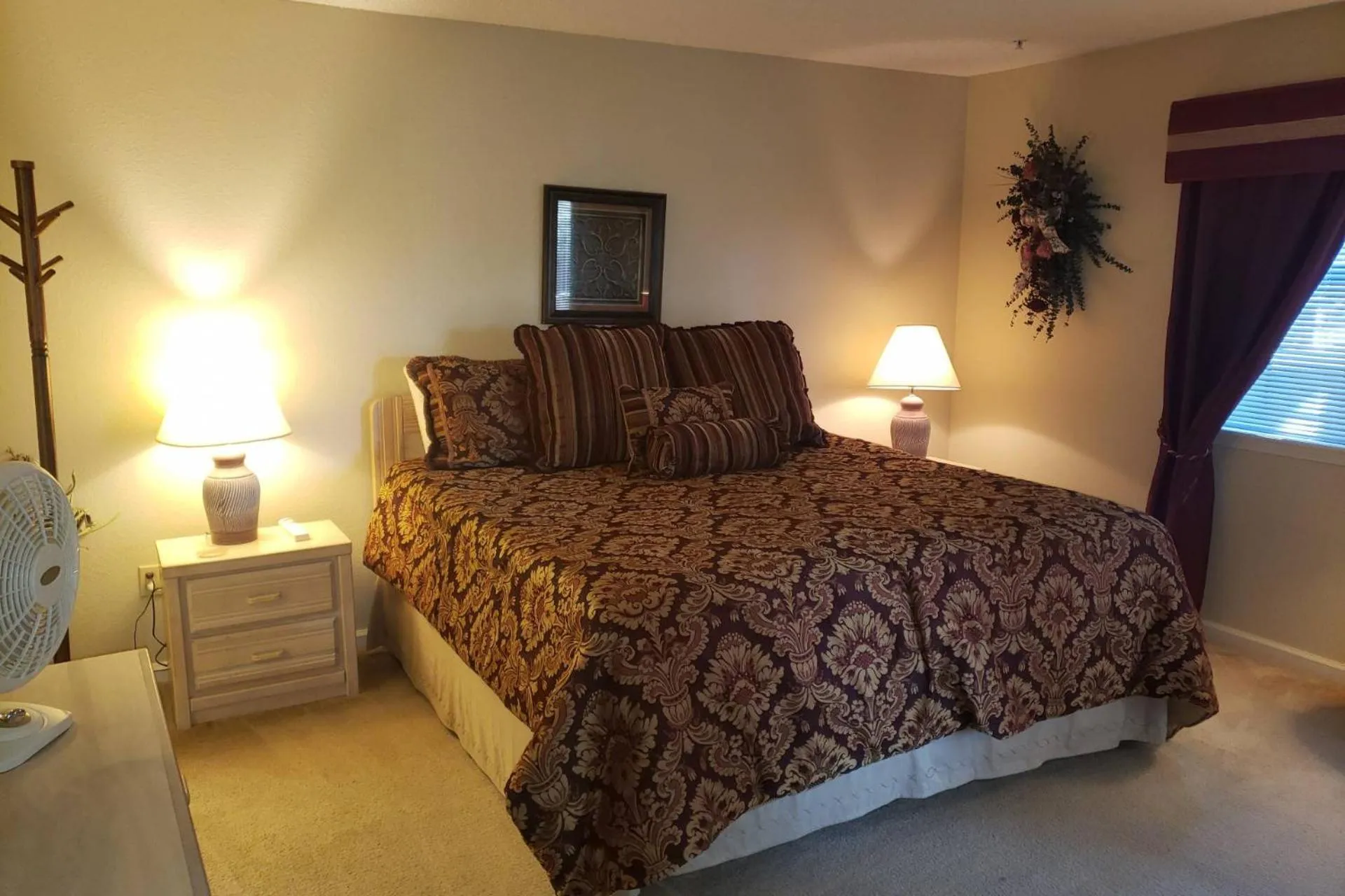 Bed in Foothill's Luxury 2BDR Ground Floor Condo in 1000 Hill's