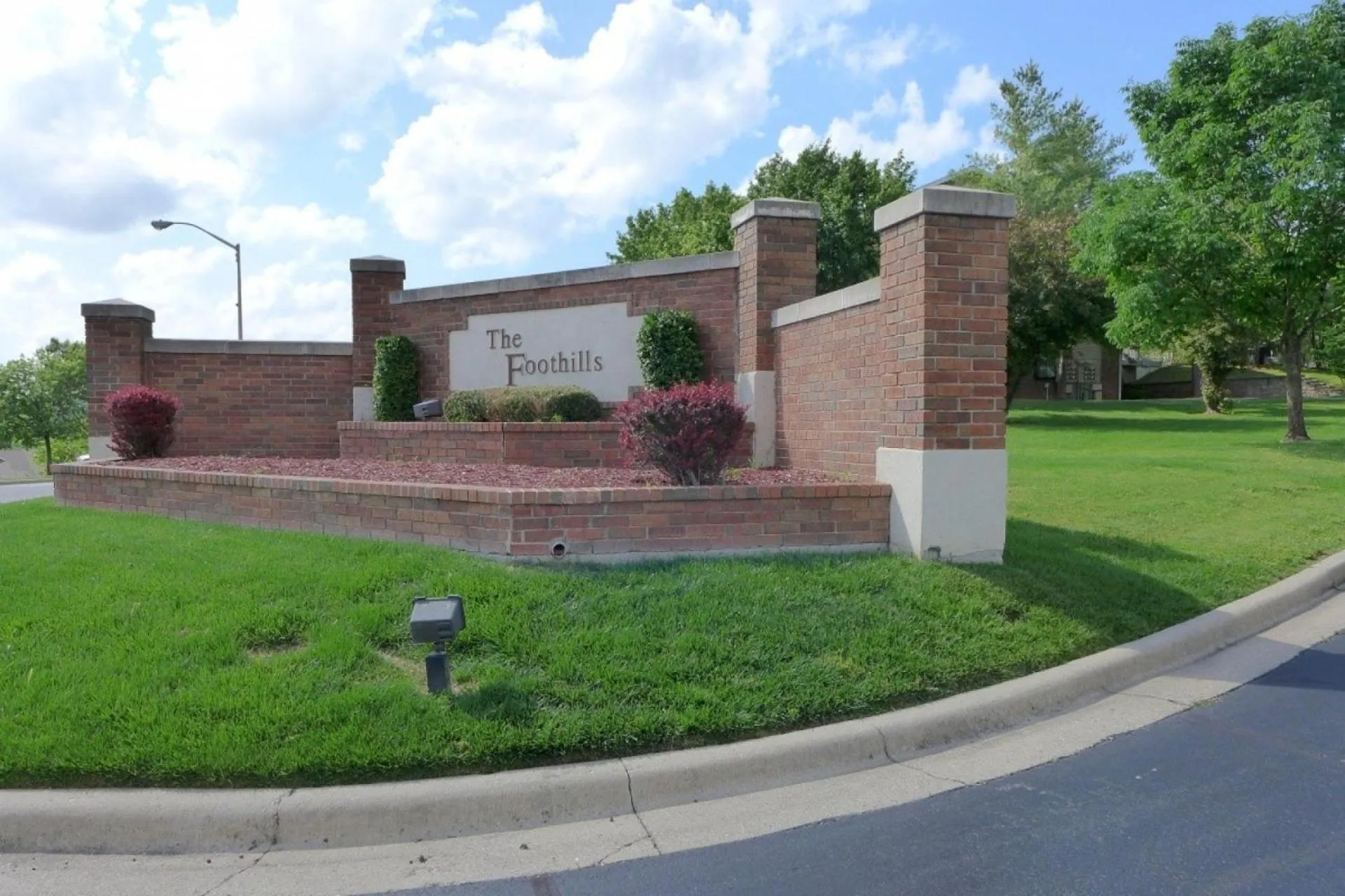 Foothill's Luxury 2BDR Ground Floor Condo in 1000 Hill's