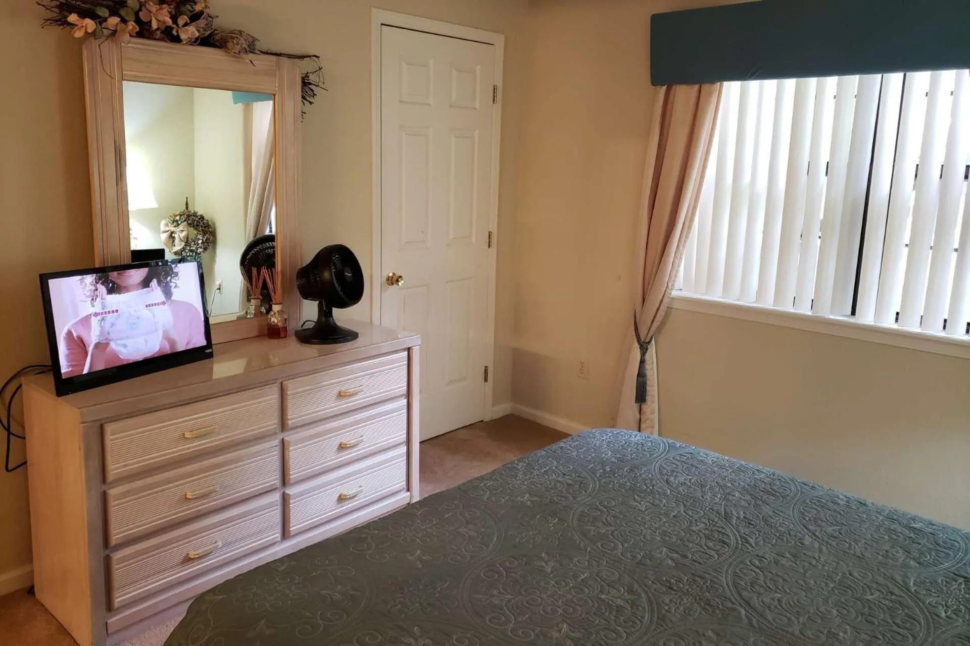 Bed in Foothill's Luxury 2BDR Ground Floor Condo in 1000 Hill's