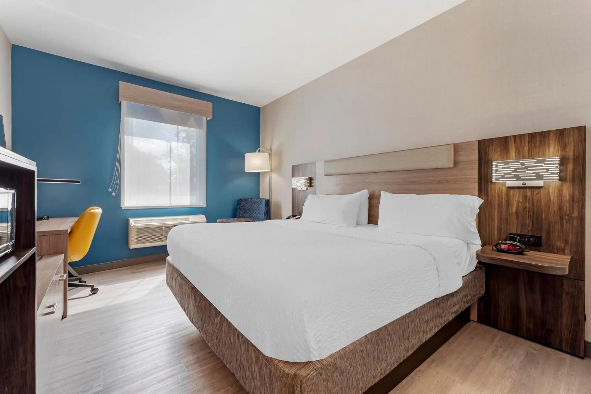 Photo of the whole room, Bed in Holiday Inn Express Pittsburgh - Munhall by IHG