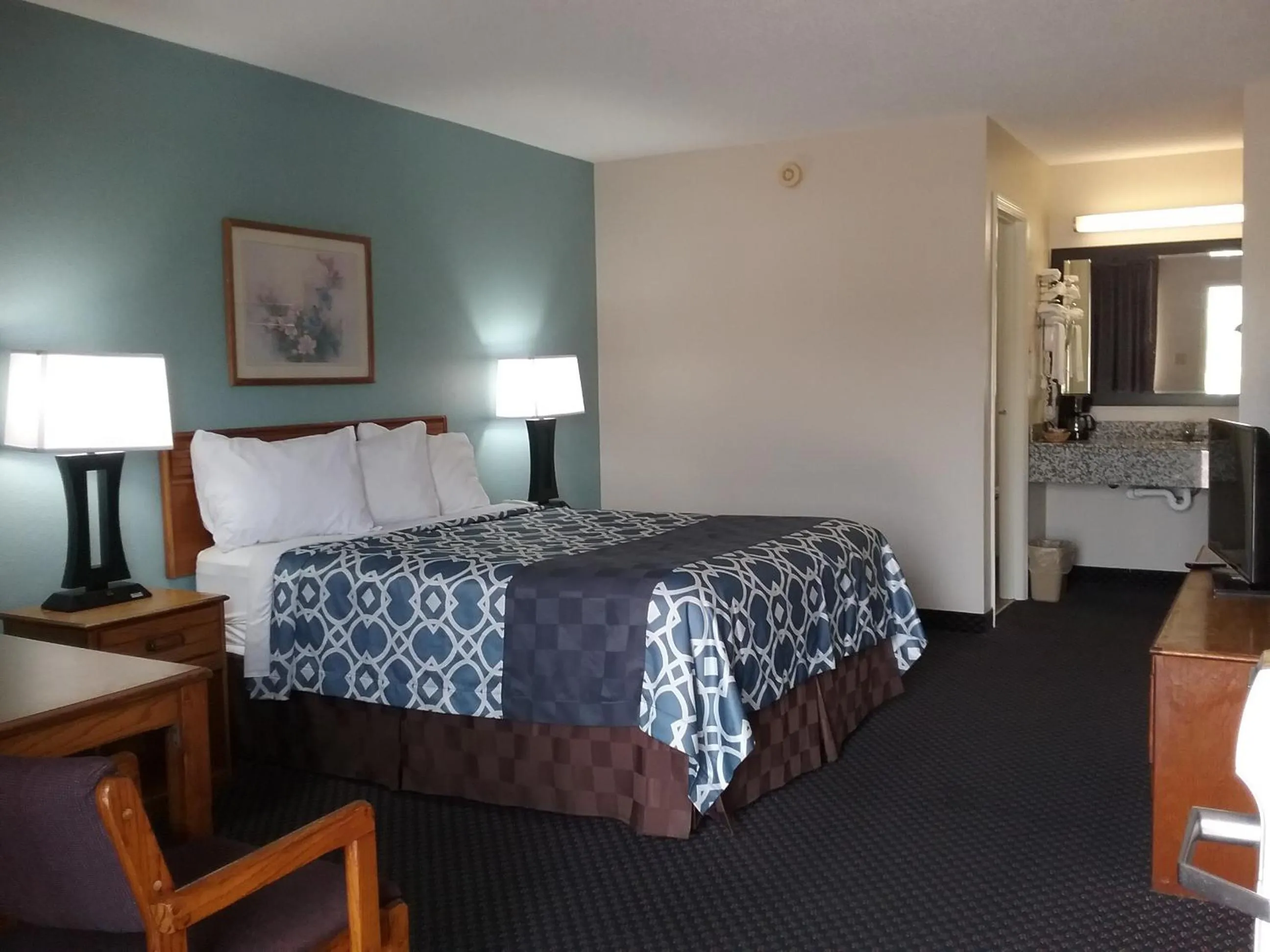 Photo of the whole room in Americas Best Value Inn Blue Ridge