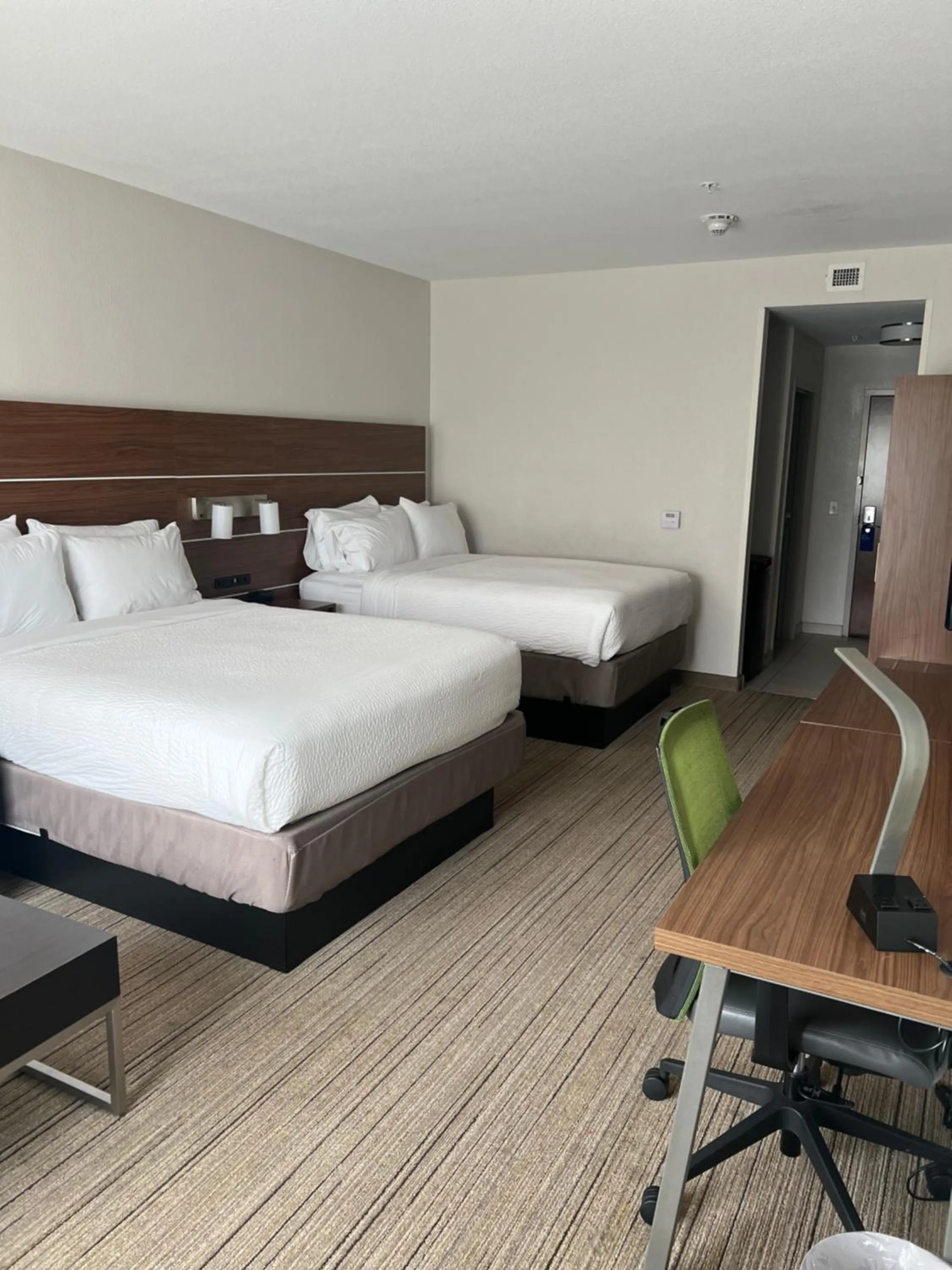 Bed in Holiday Inn Express & Suites Mobile - University Area by IHG