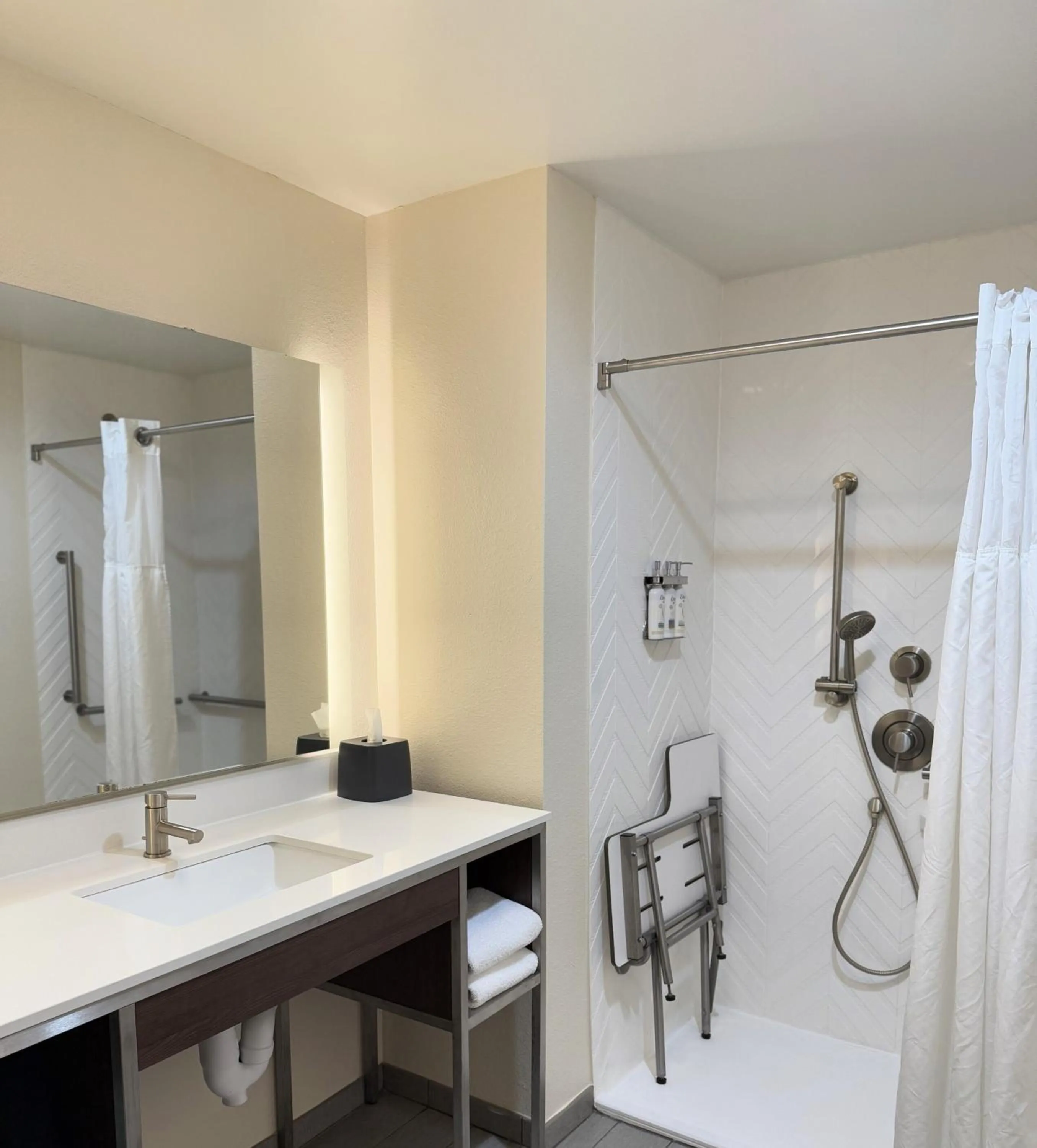 Holiday Inn & Suites - Fayetteville W-Fort Bragg Area by IHG