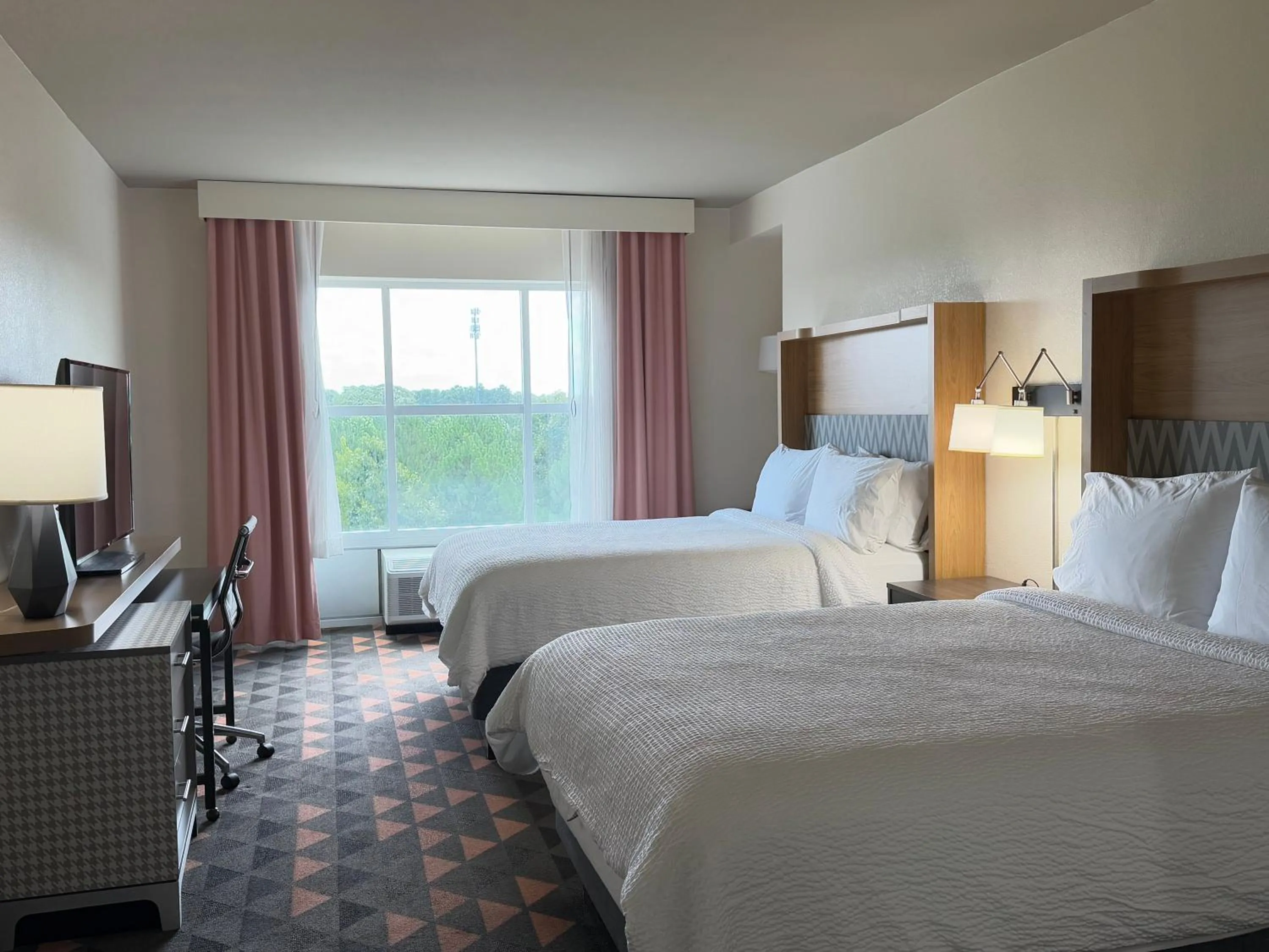 Bed in Holiday Inn & Suites - Fayetteville W-Fort Bragg Area by IHG