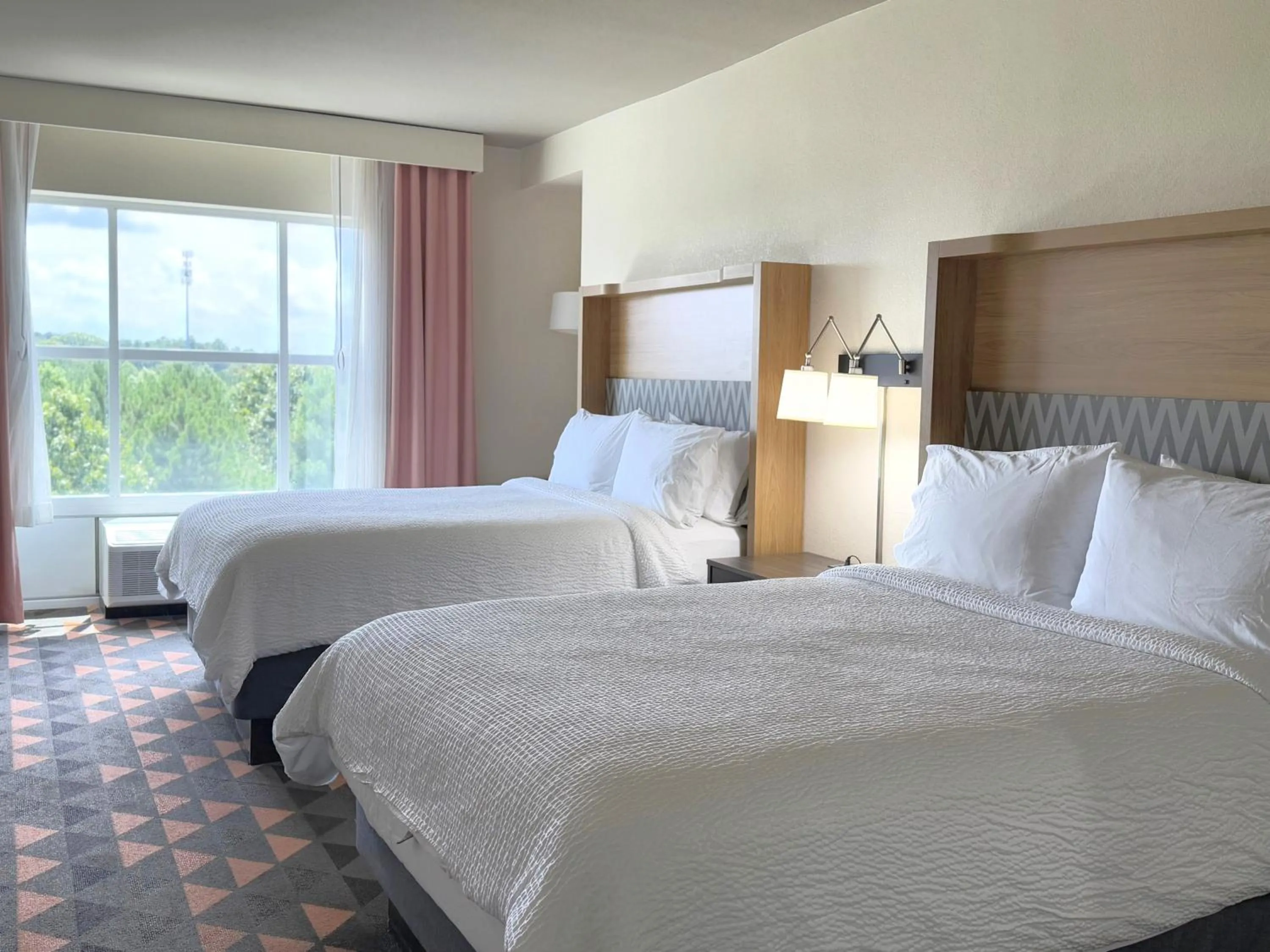 Bed in Holiday Inn & Suites - Fayetteville W-Fort Bragg Area by IHG