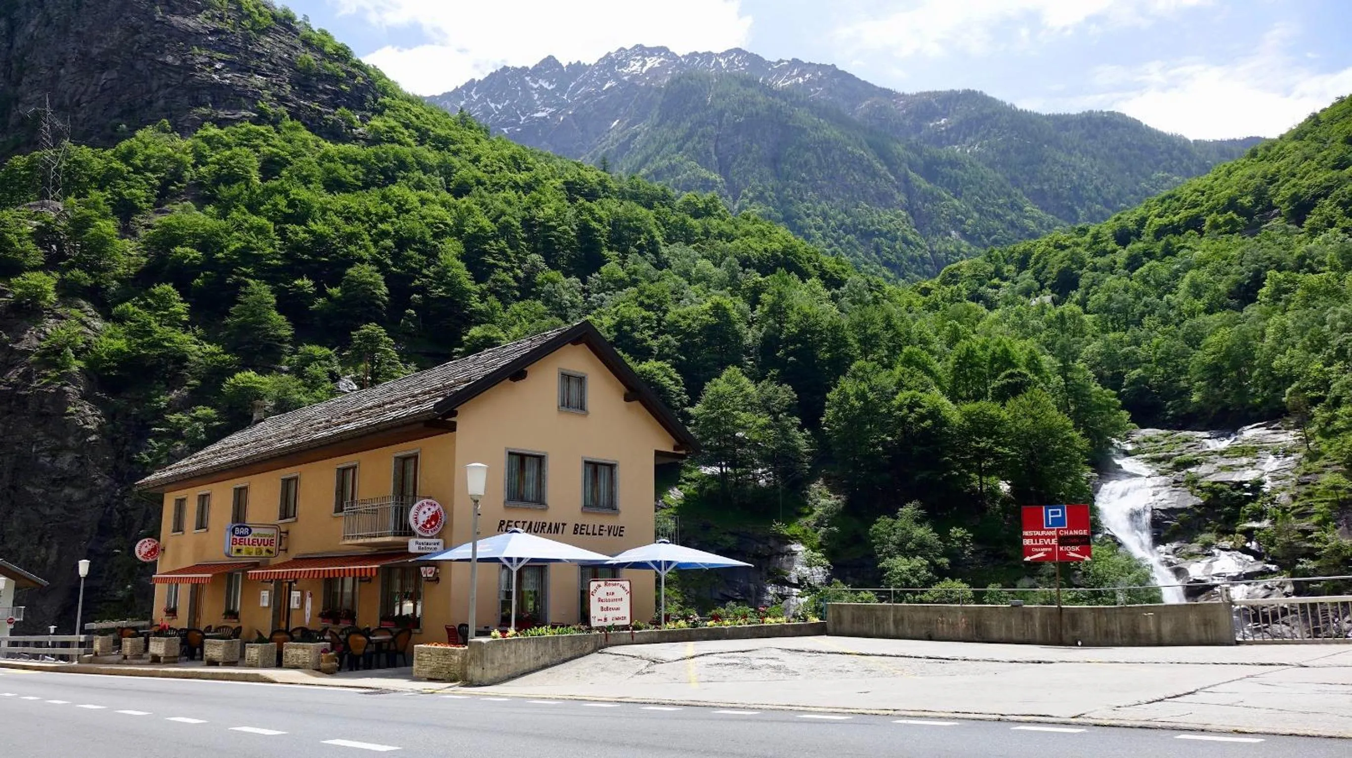 Facade/entrance in Pension Bellevue Gondo