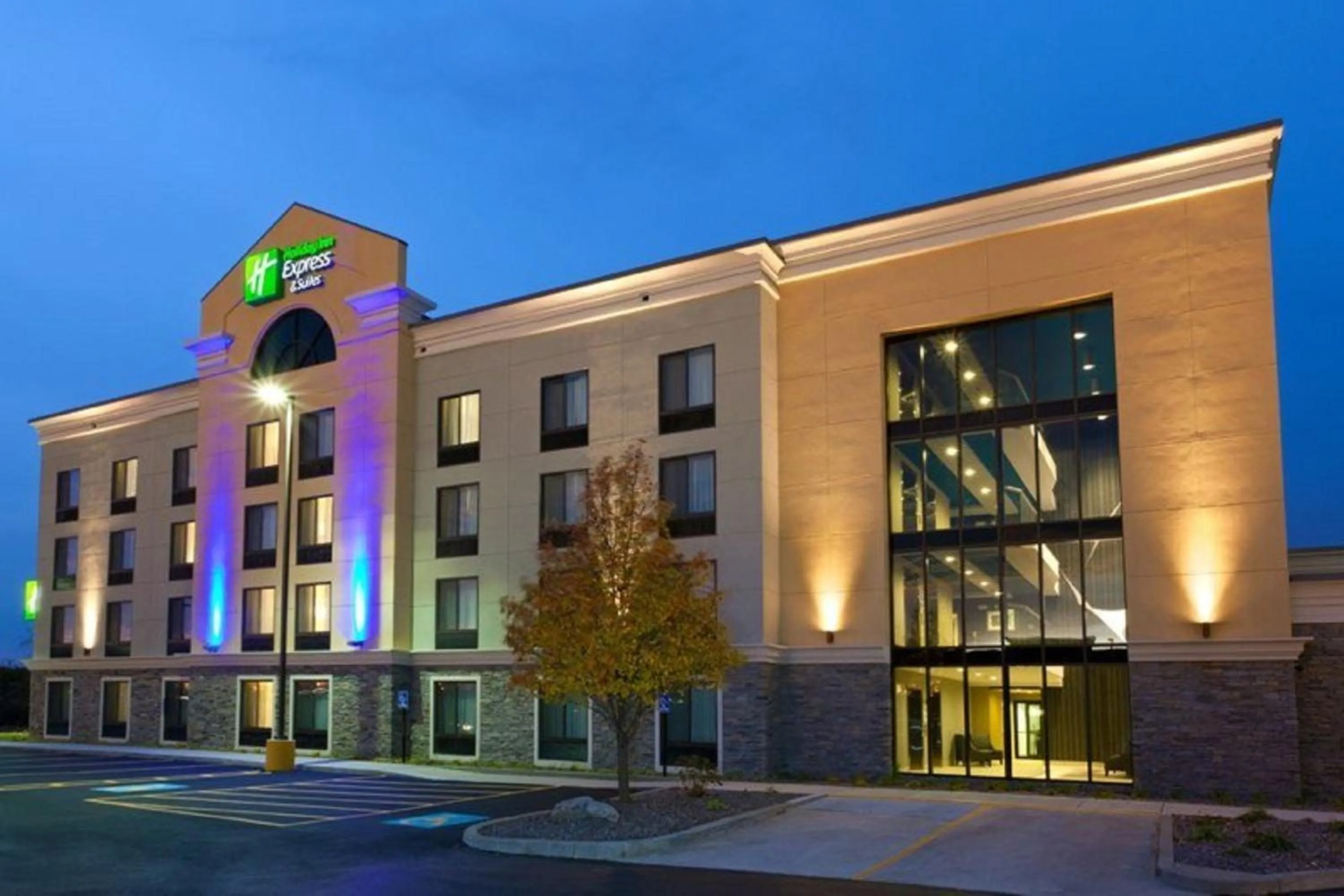 Property building in Holiday Inn Express and Suites Batavia by IHG