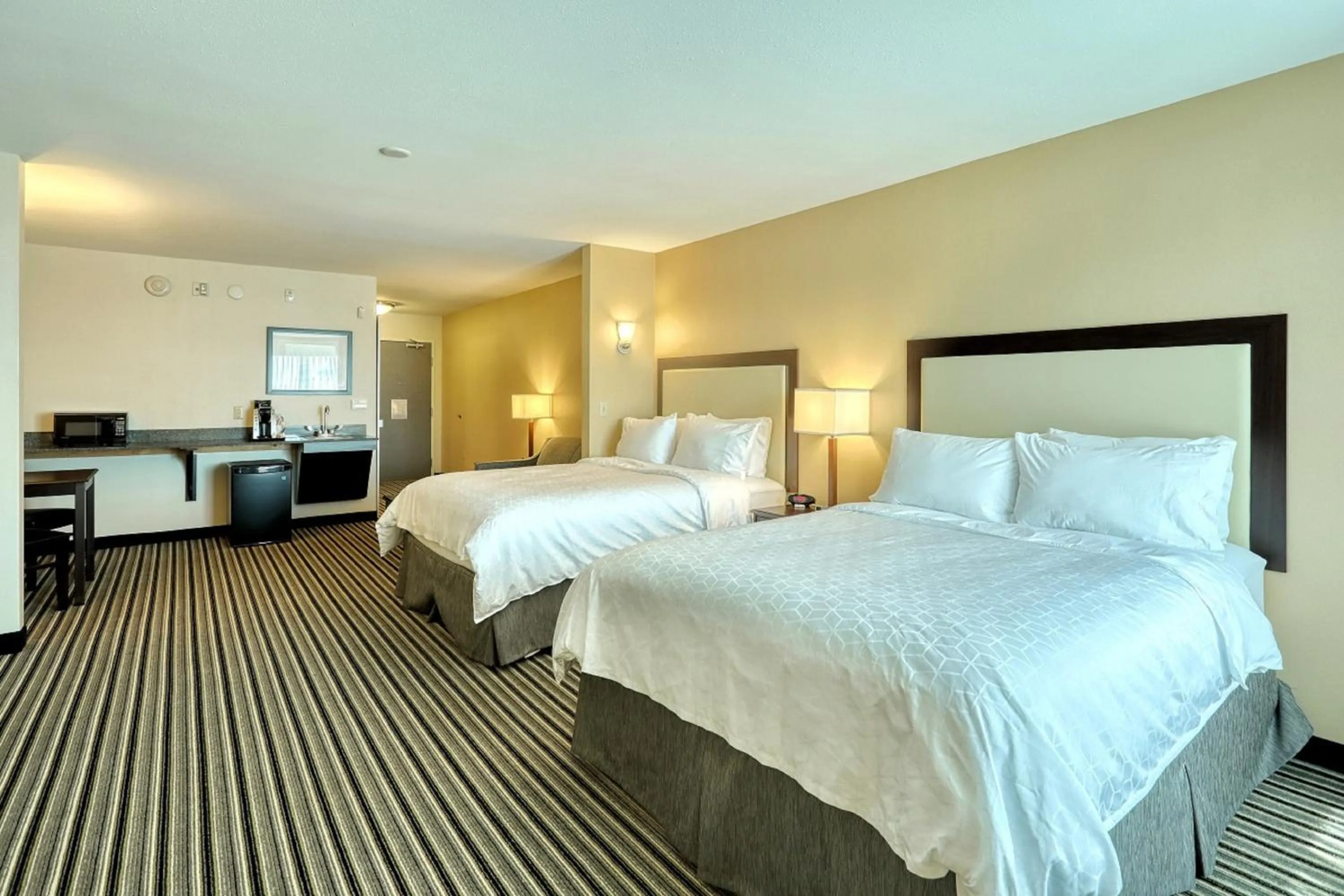Photo of the whole room, Bed in Holiday Inn Express and Suites Batavia by IHG