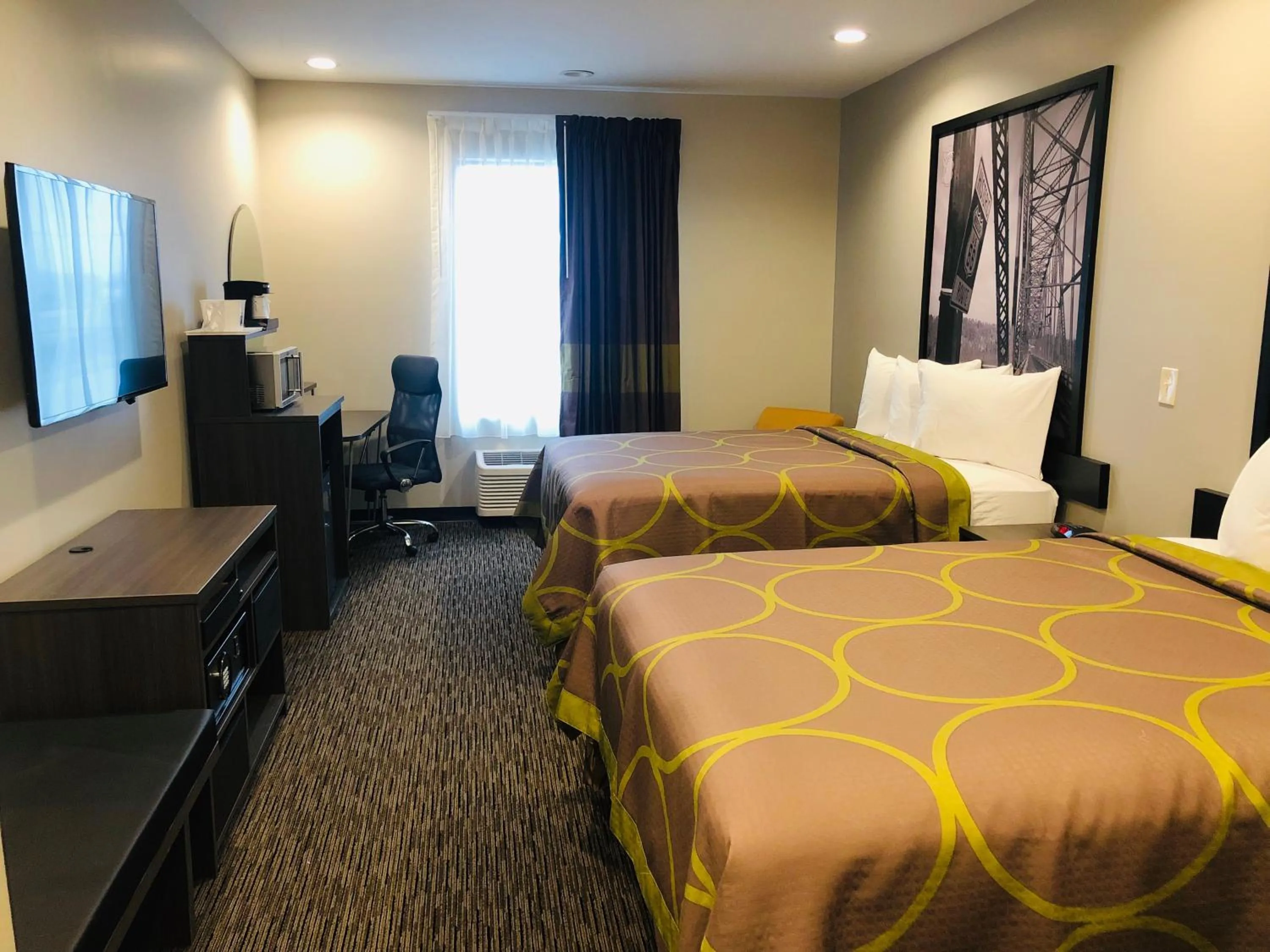 Photo of the whole room, Bed in Super 8 by Wyndham St. Louis North