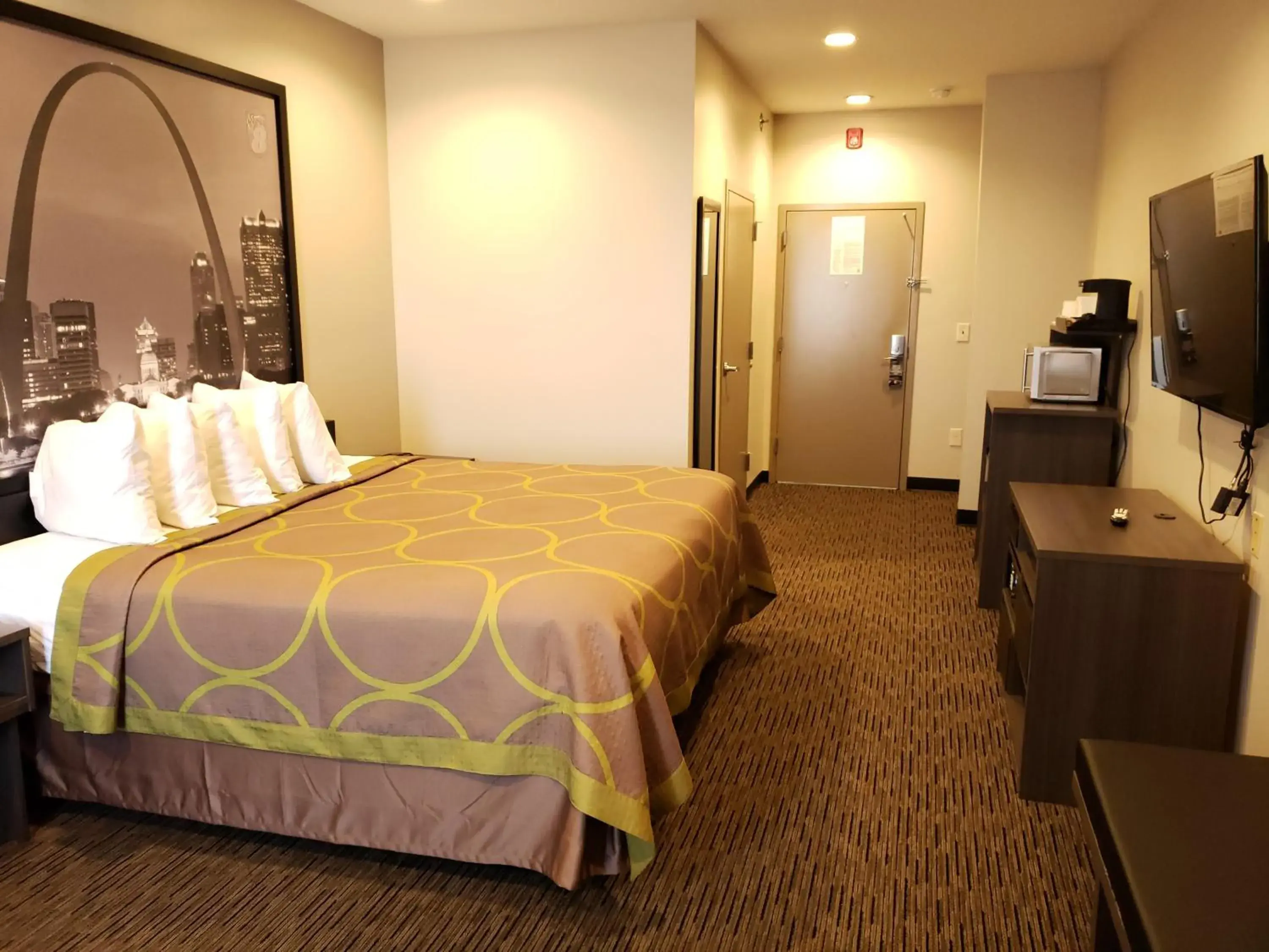 King Room - Smoking in Super 8 by Wyndham St. Louis North King Room - Smoking in Super 8 by Wyndham St. Louis North