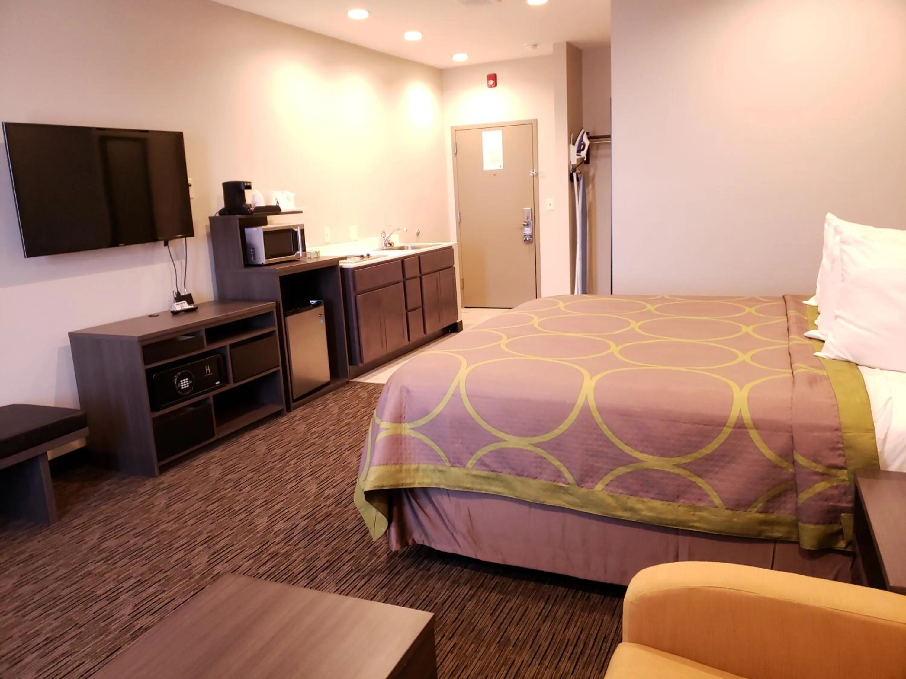 Photo of the whole room, Bed in Super 8 by Wyndham St. Louis North