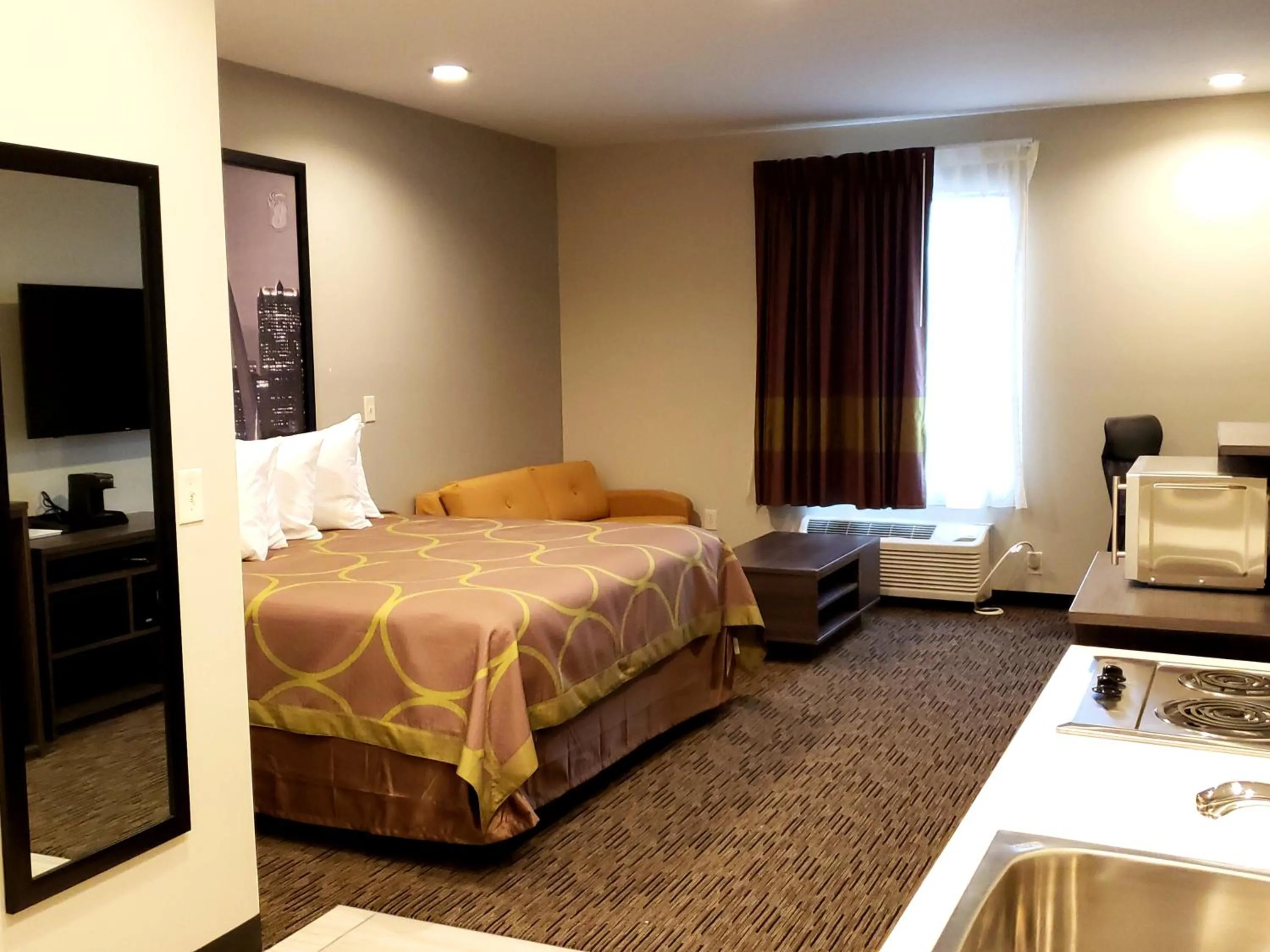 Photo of the whole room, Bed in Super 8 by Wyndham St. Louis North