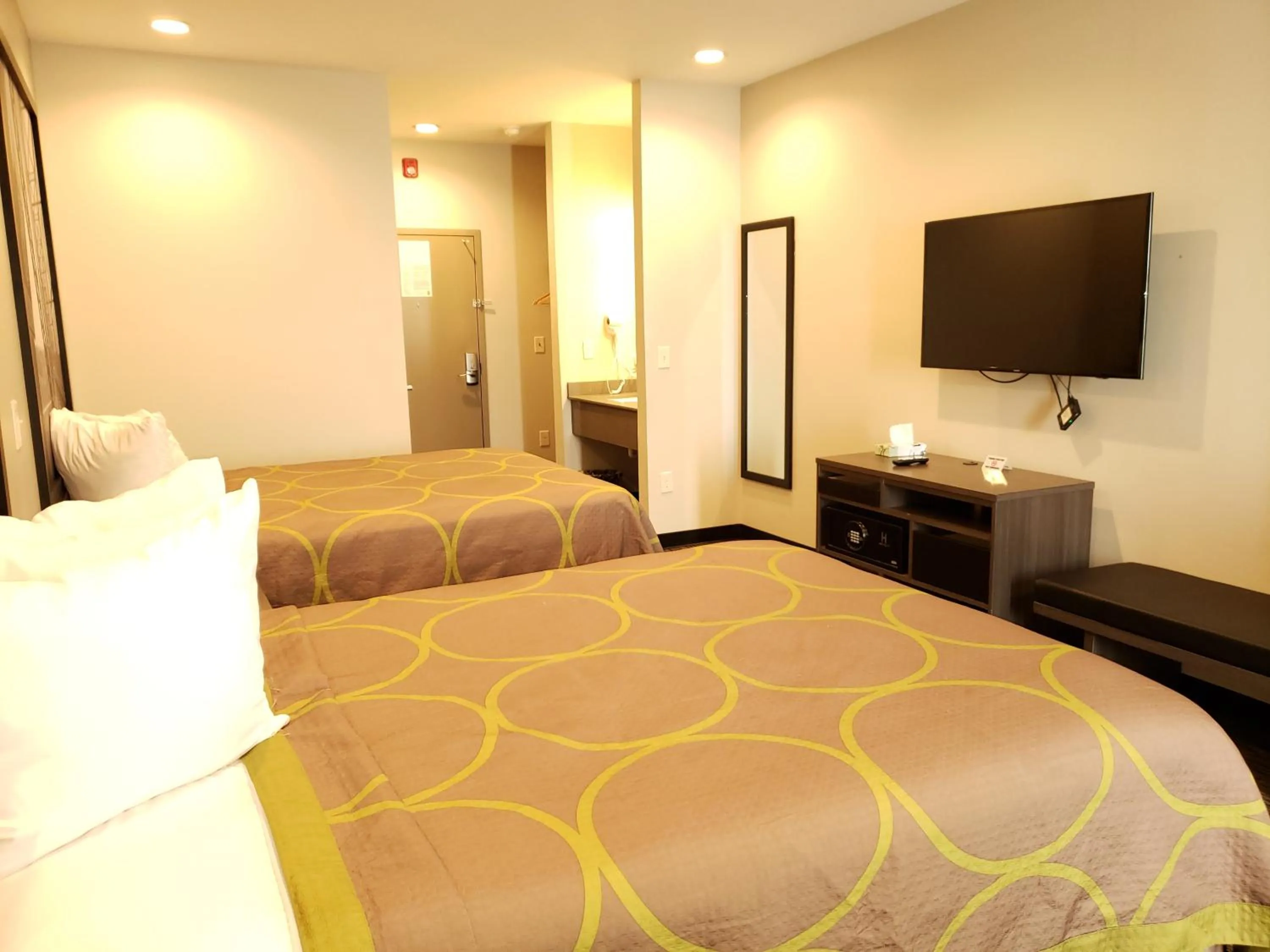 Photo of the whole room, Bed in Super 8 by Wyndham St. Louis North