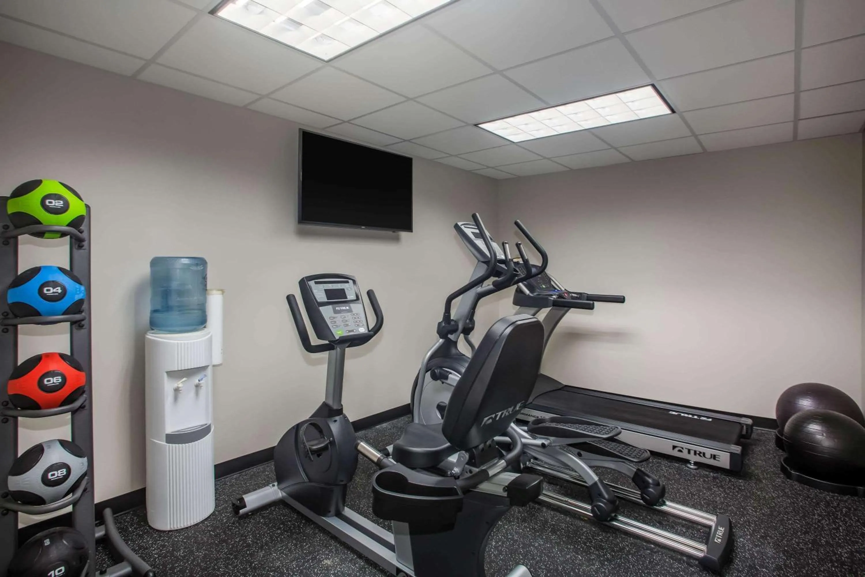 Fitness centre/facilities in Super 8 by Wyndham St. Louis North