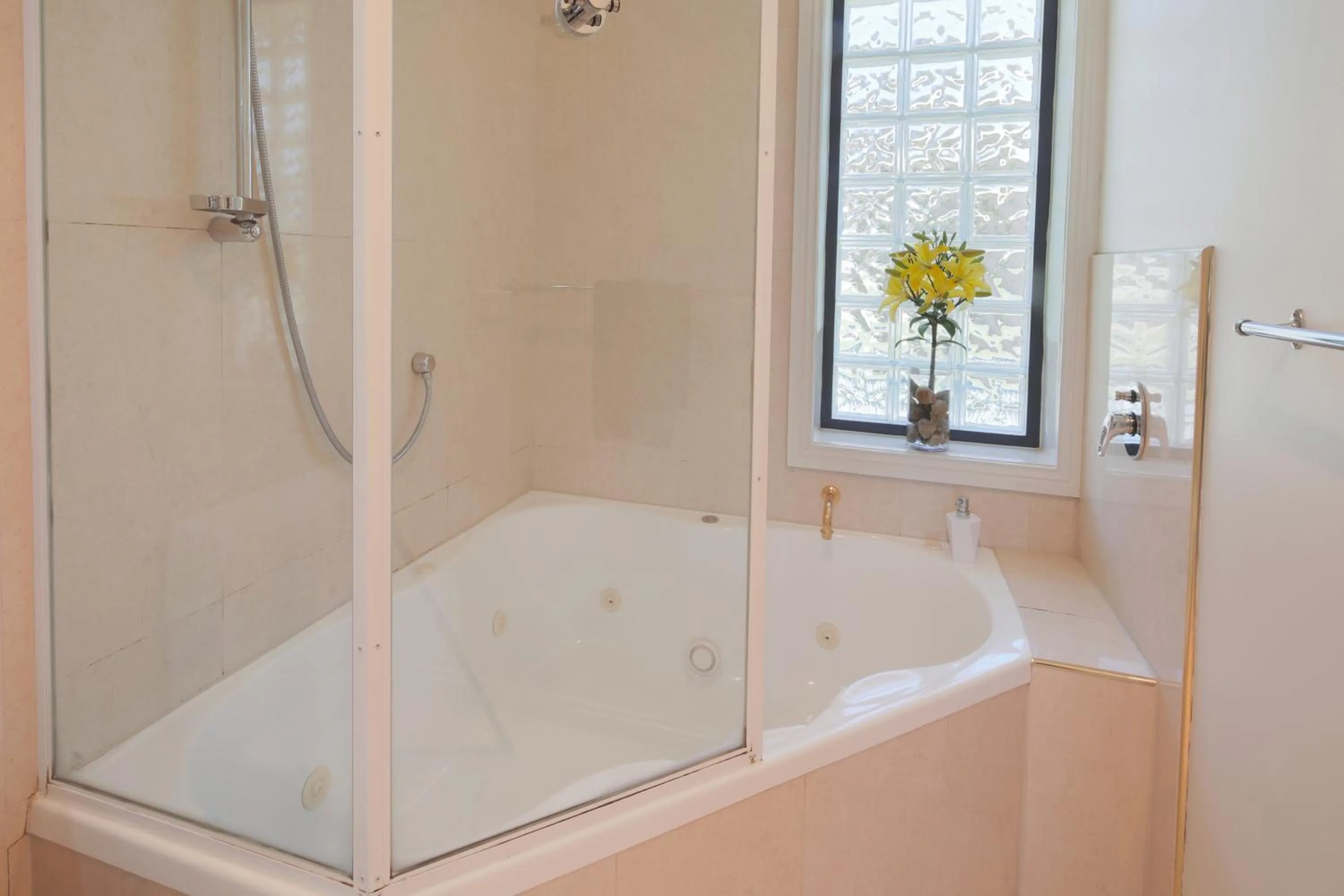 Hot Tub in Georges Bay Apartments