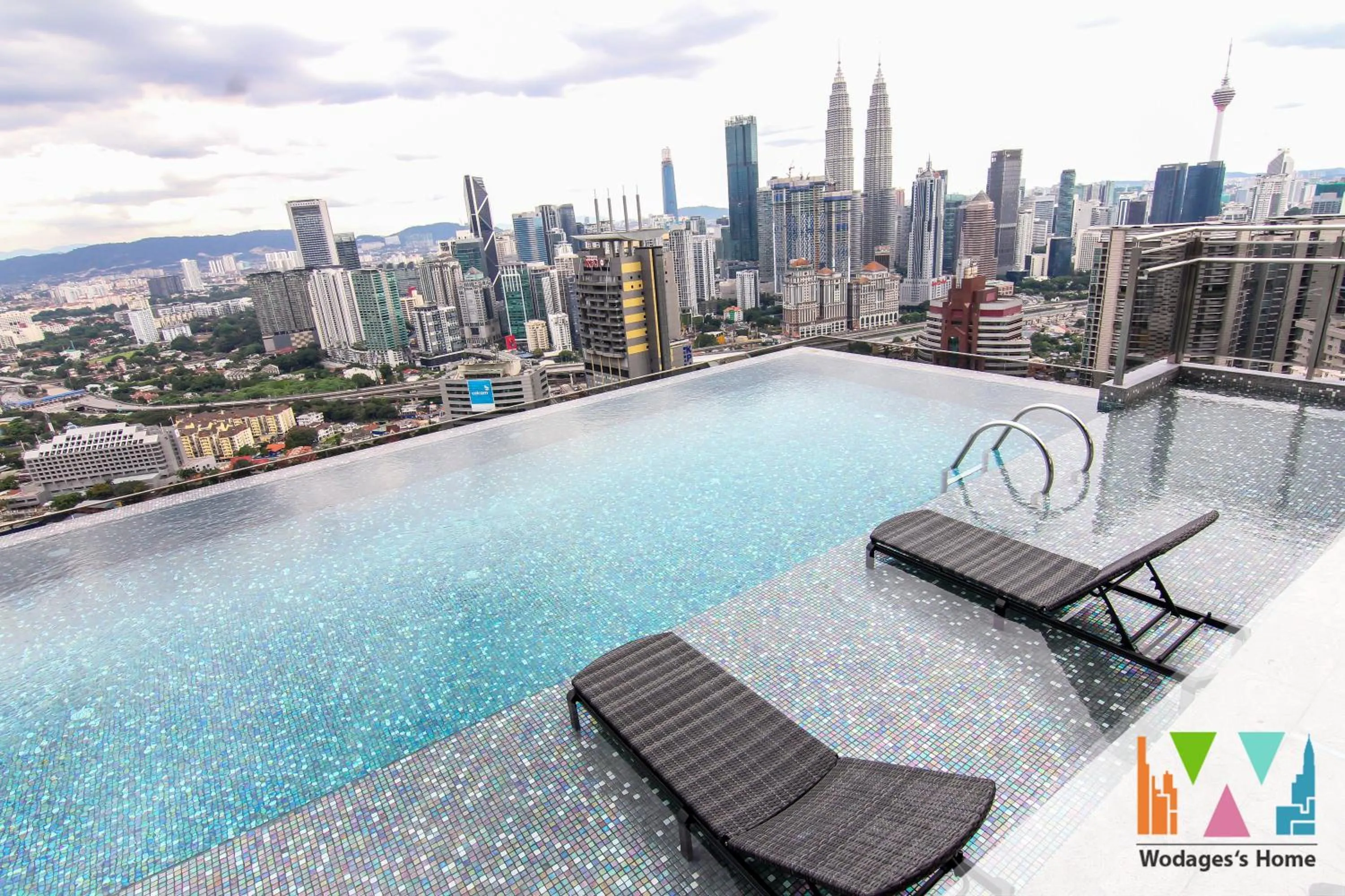 Swimming pool in Expressionz Suites, KLCC by Ozfun