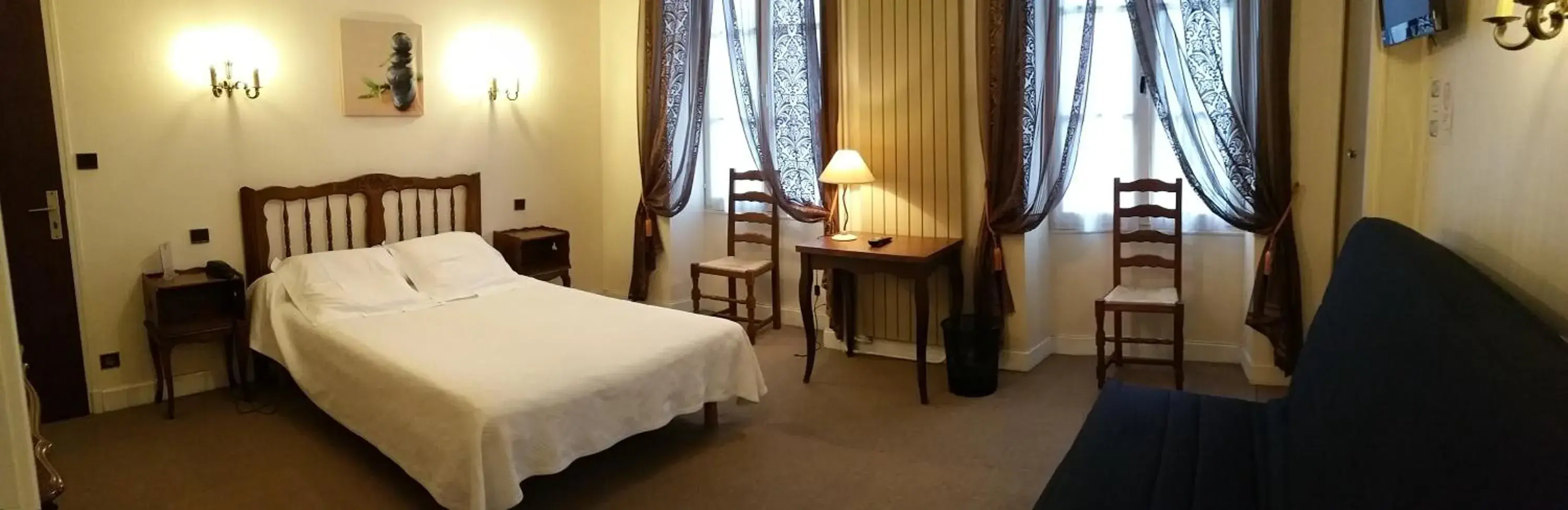 Large Family Room in Hotel A Notre Dame Large Family Room in Hotel A Notre Dame