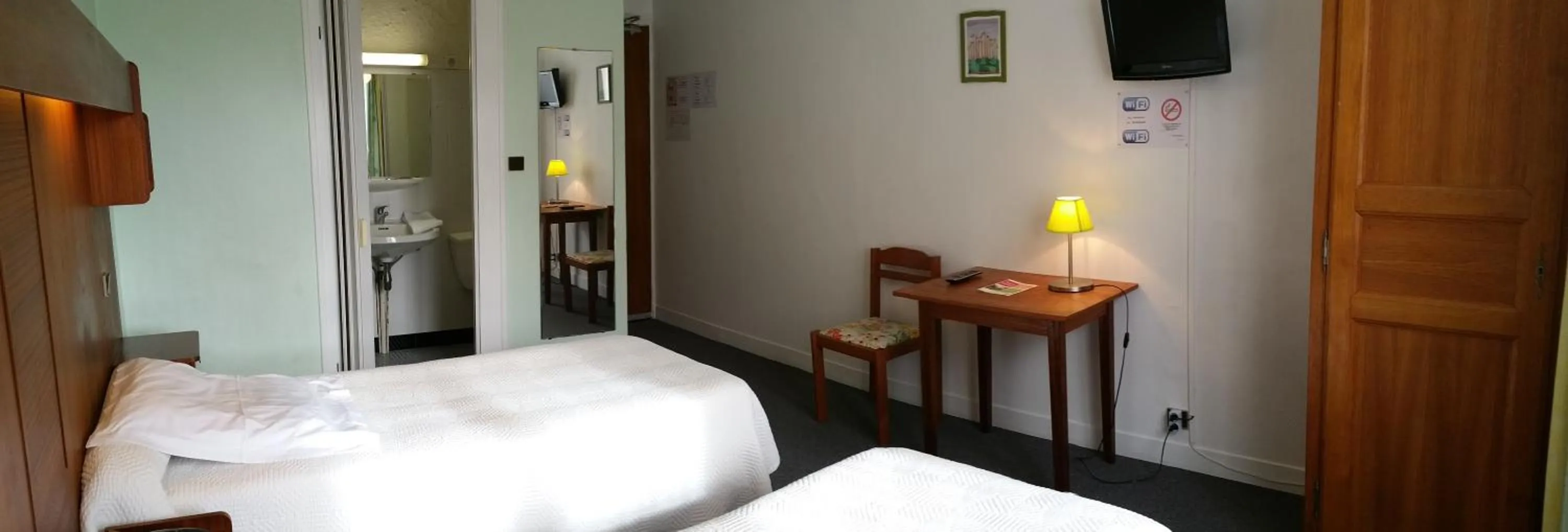 Photo of the whole room, Bed in Hotel A Notre Dame