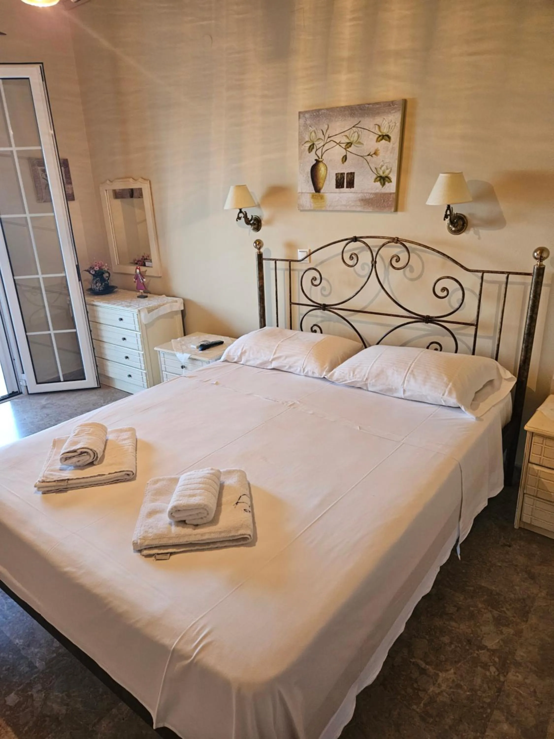 Fiore Hill Sea View Studios