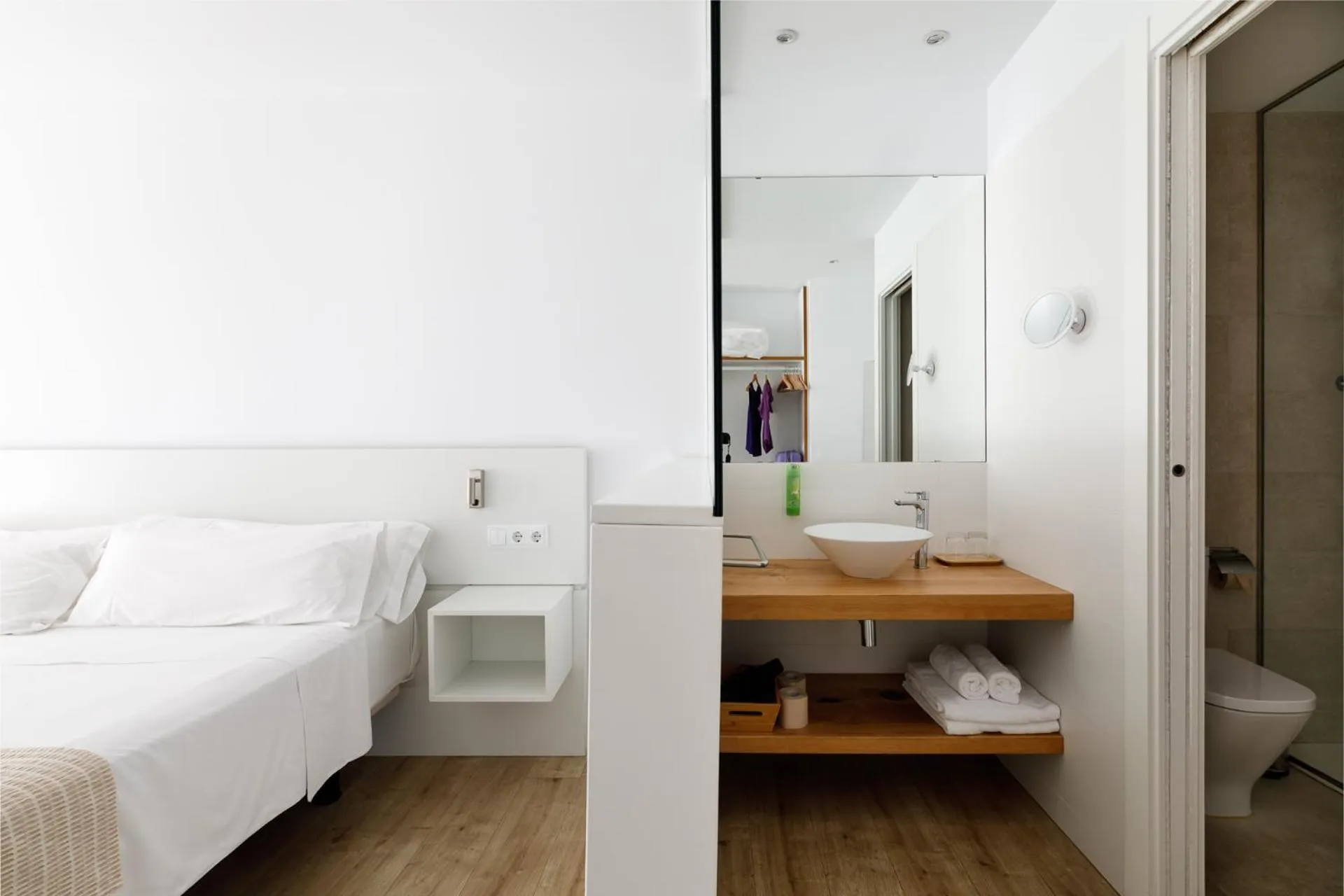 Bathroom, Bed in Hotel hcp