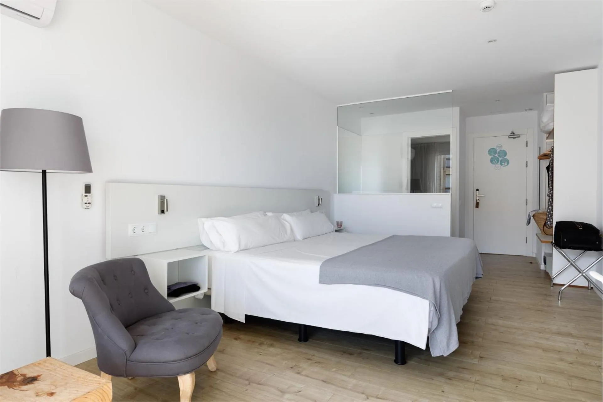 Photo of the whole room, Bed in Hotel hcp