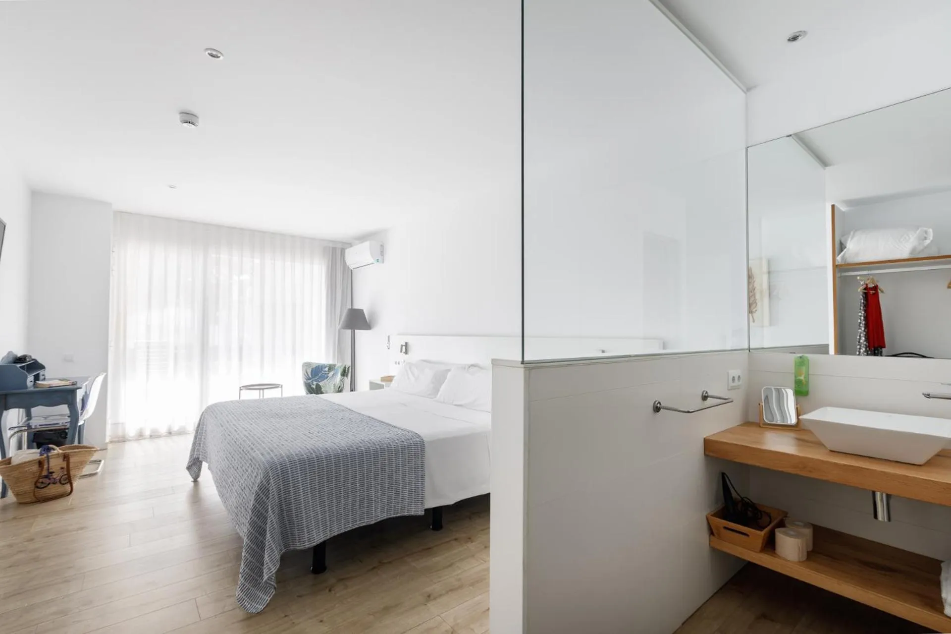 Bathroom, Bed in Hotel hcp