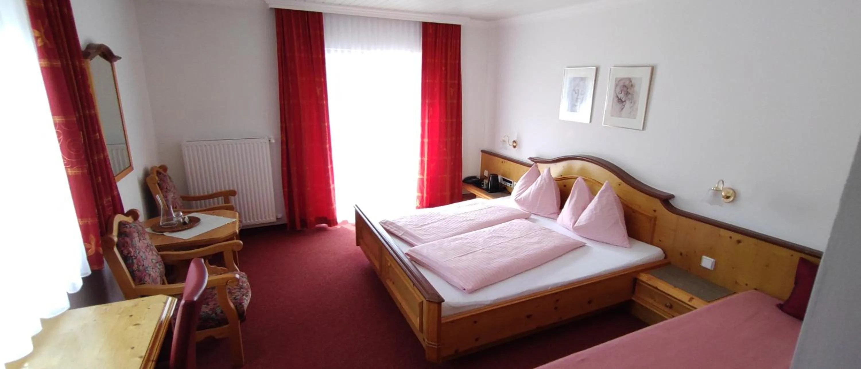 Photo of the whole room, Bed in Hotel Garni Tannenhof