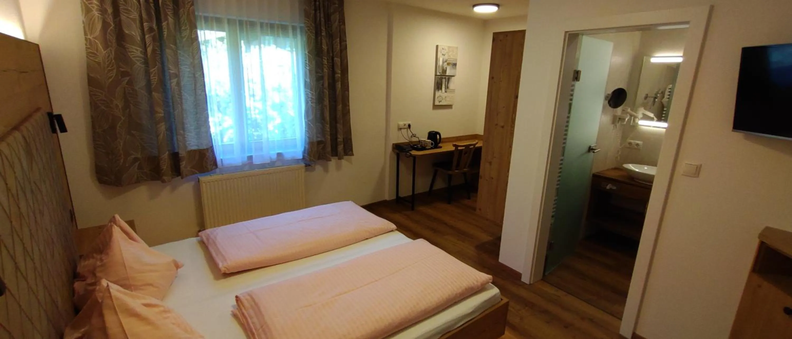 Photo of the whole room, Bed in Hotel Garni Tannenhof