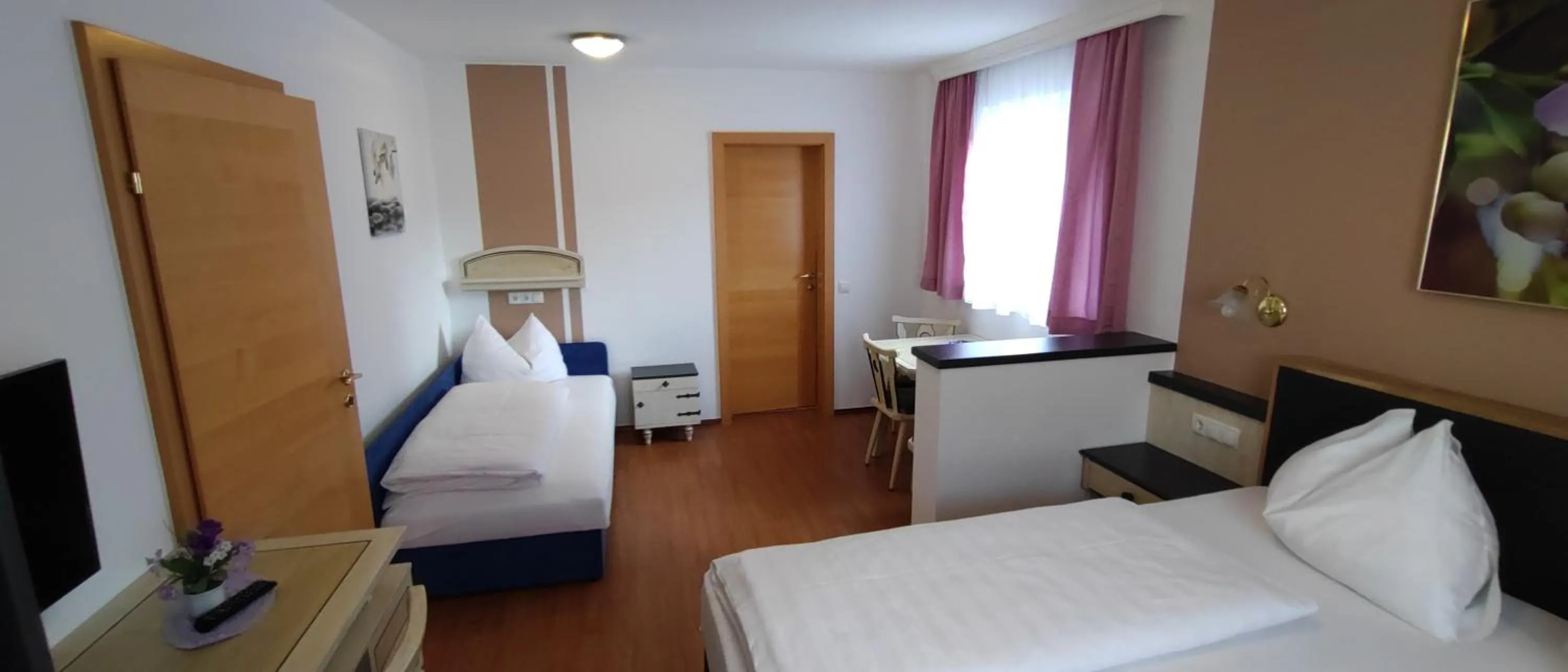 Photo of the whole room, Bed in Hotel Garni Tannenhof