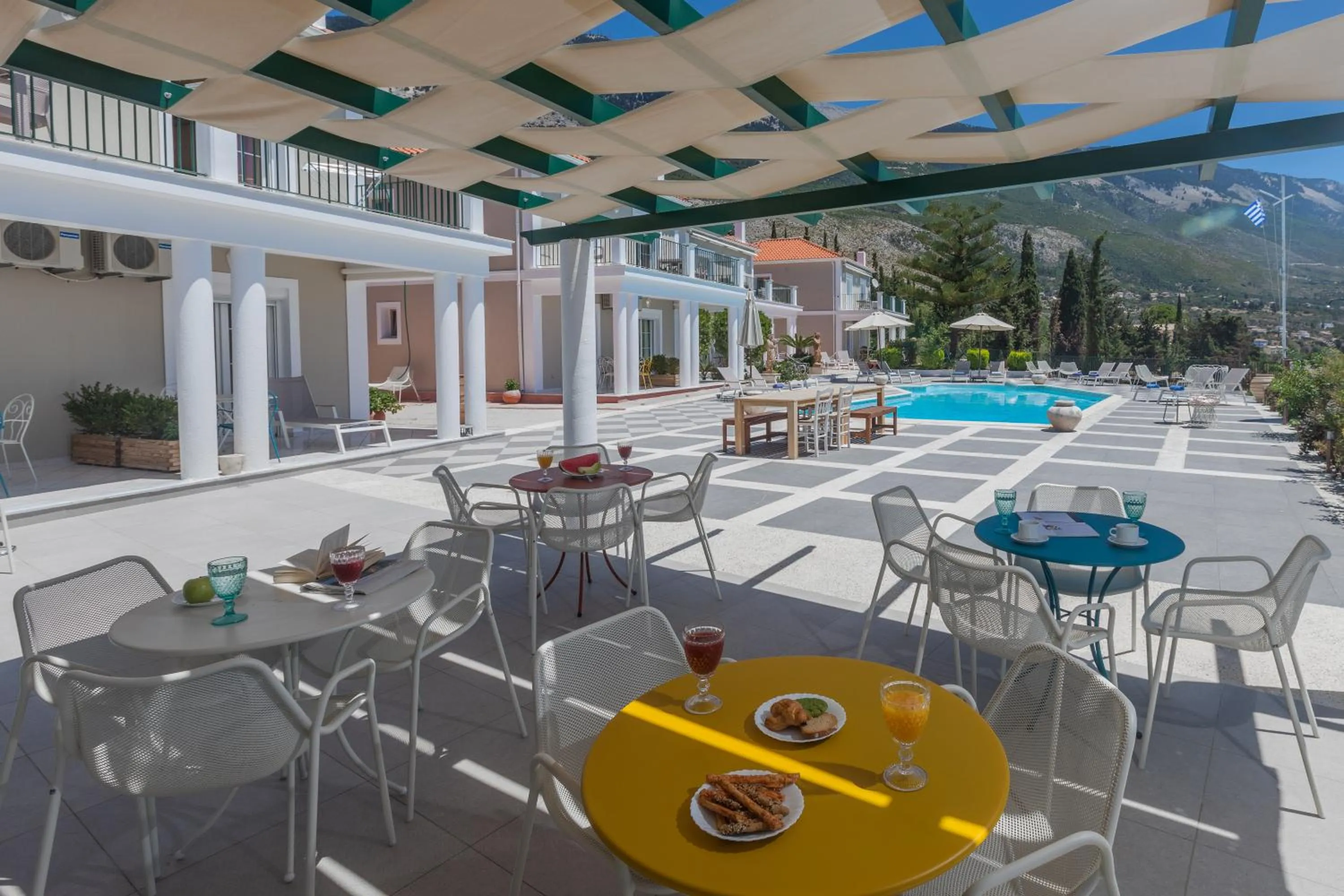 Restaurant/places to eat in Garbis Villas & Apartments