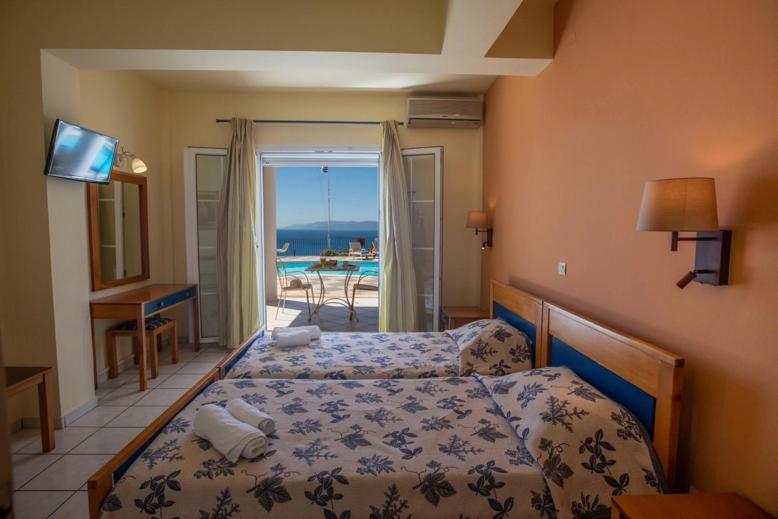 Sea view, Bed in Garbis Villas & Apartments