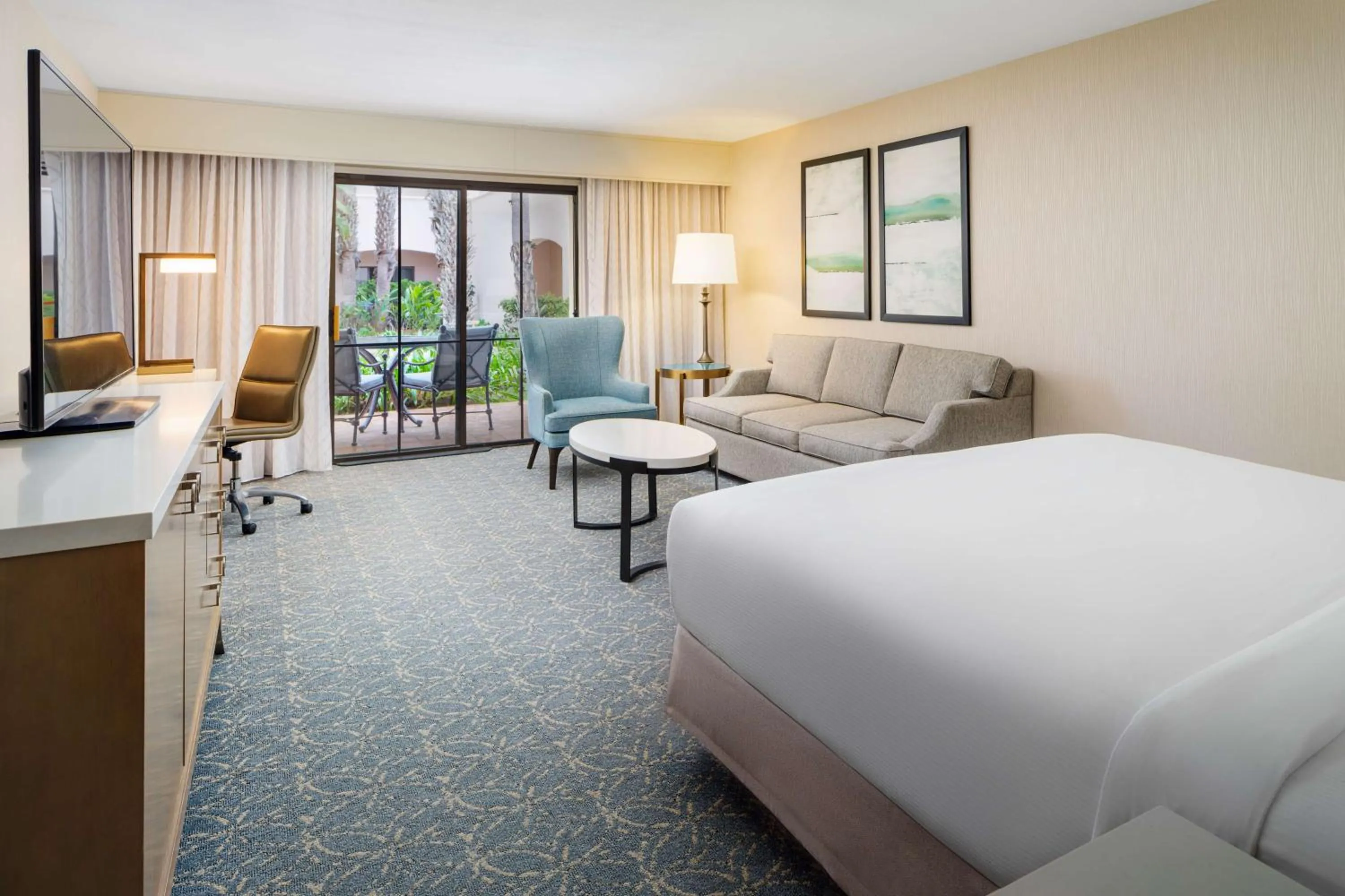 Living room, Bed in Hilton Santa Barbara Beachfront Resort