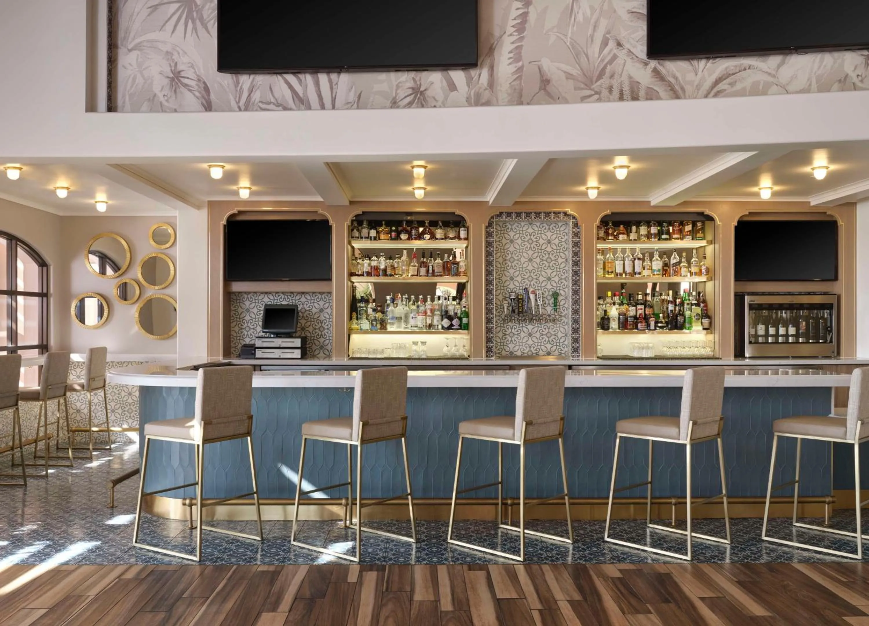 Lounge or bar in Hilton Santa Barbara Beachfront Resort