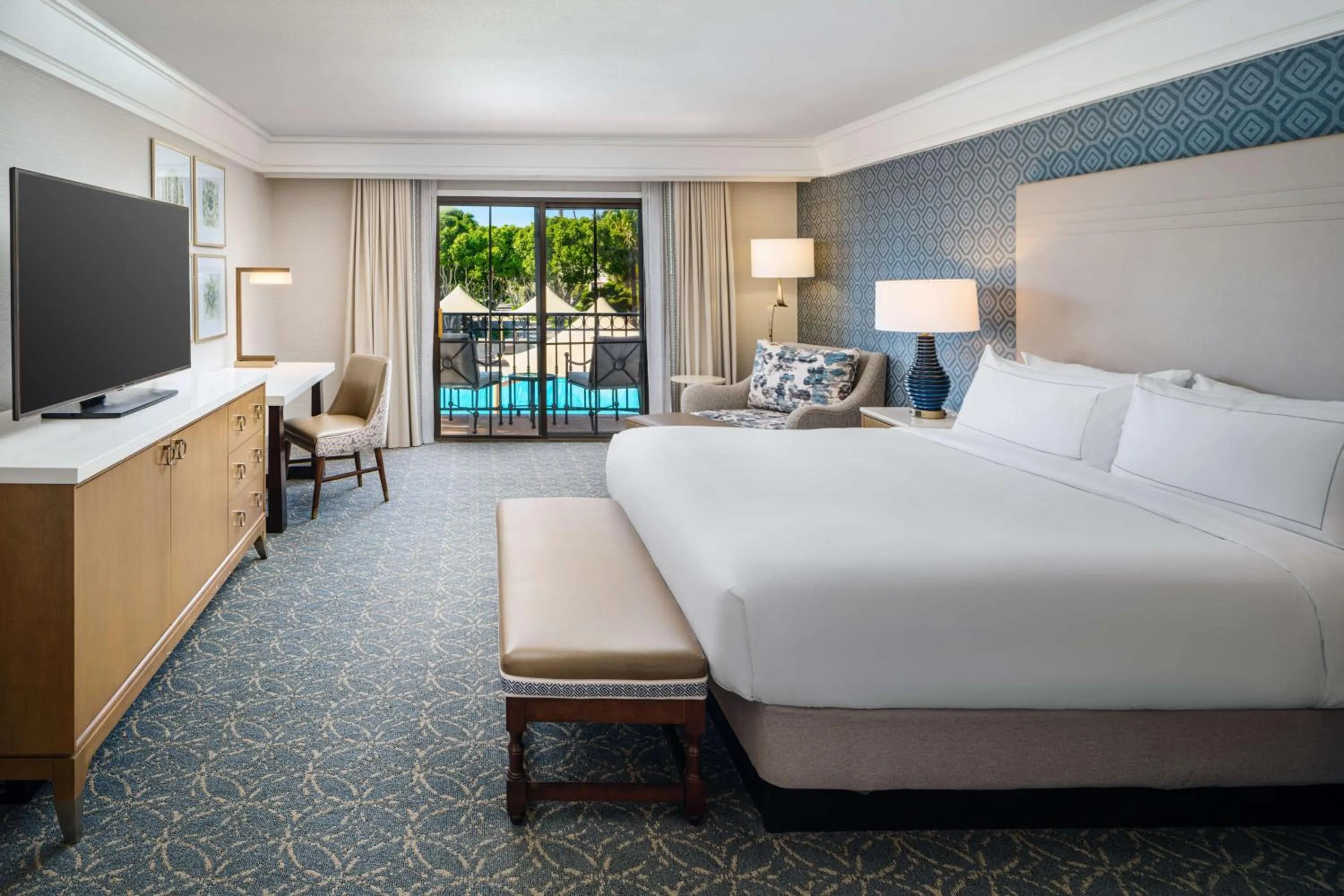 Bed in Hilton Santa Barbara Beachfront Resort