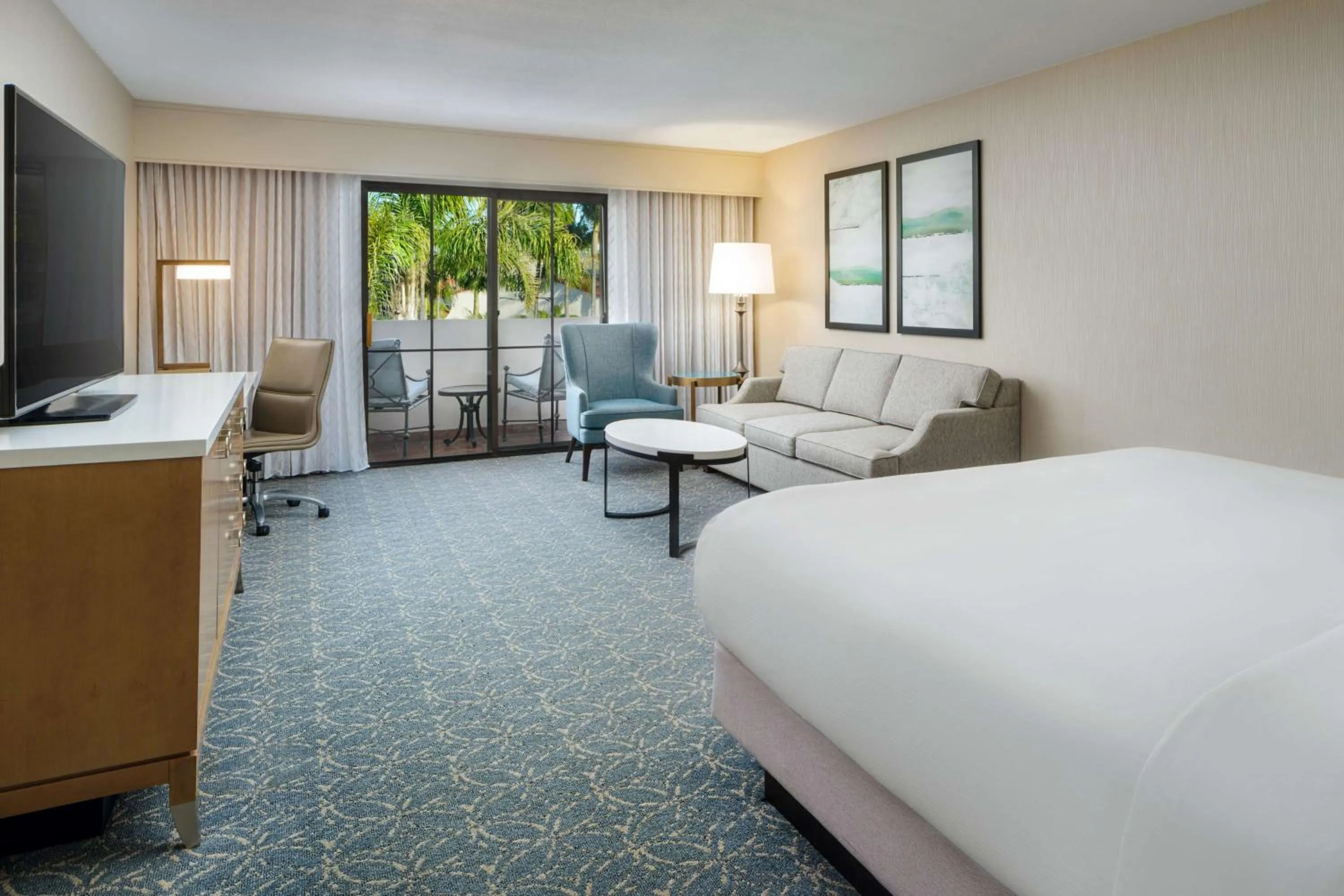 Bed in Hilton Santa Barbara Beachfront Resort