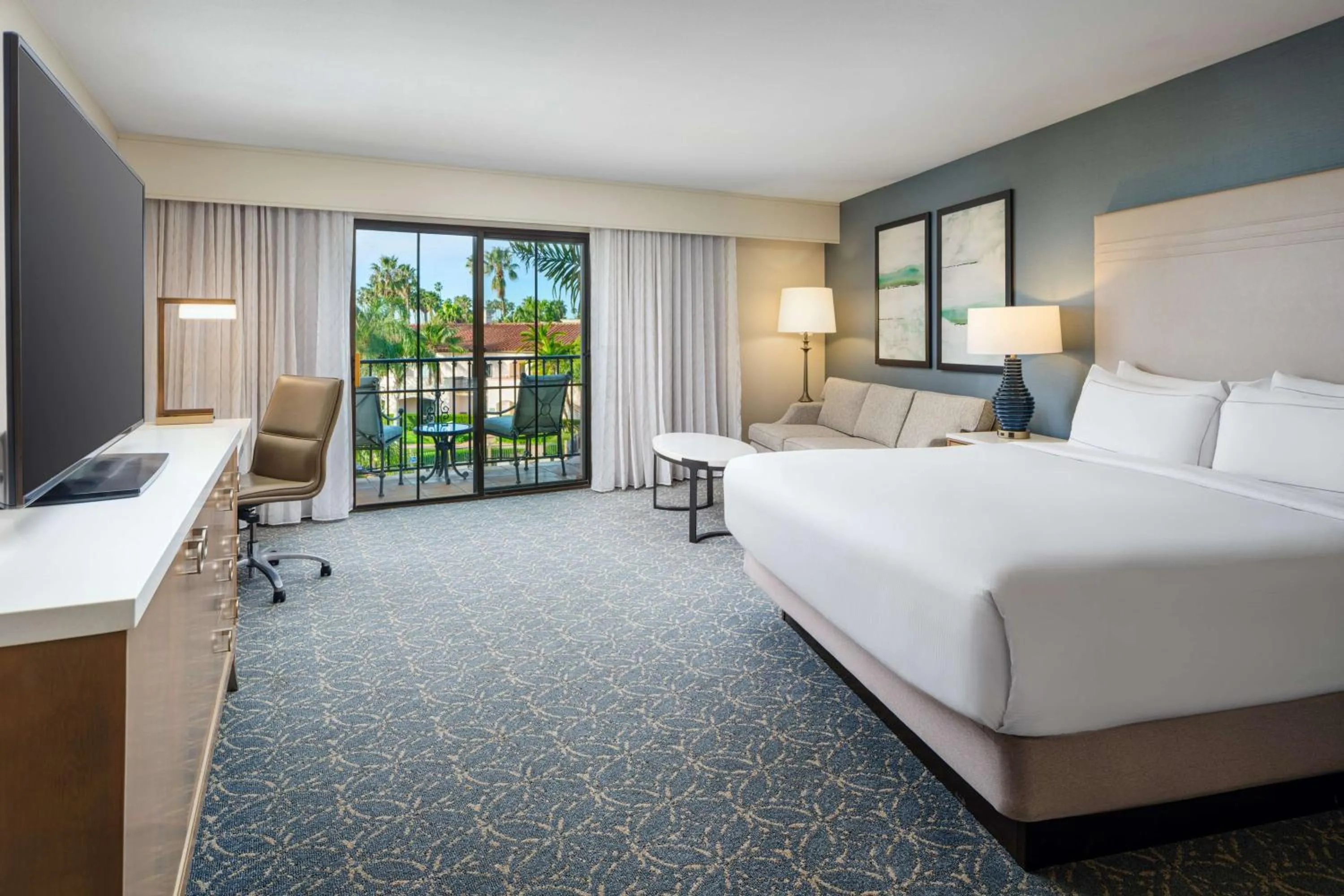 Bed in Hilton Santa Barbara Beachfront Resort