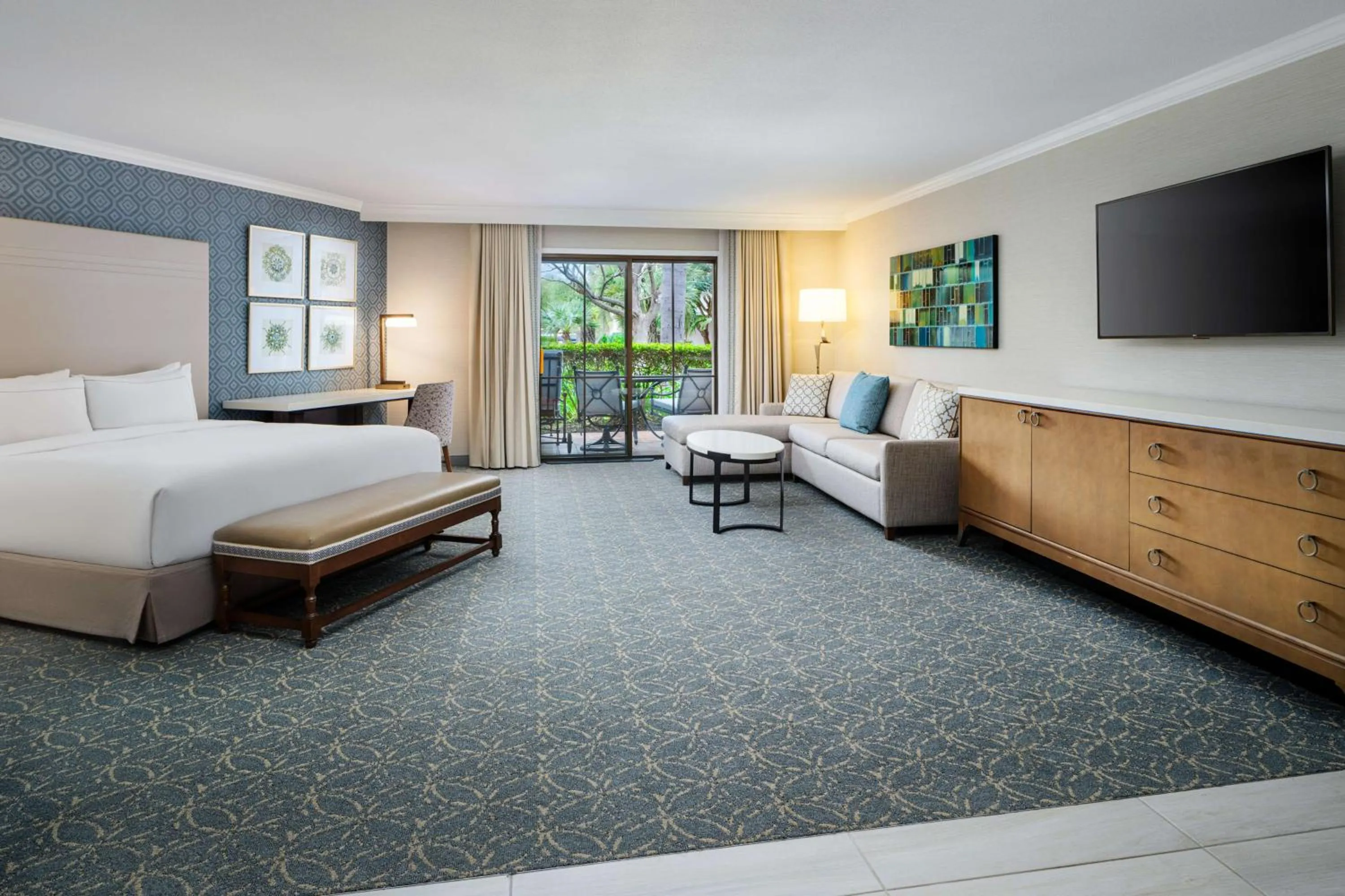 Living room, Bed in Hilton Santa Barbara Beachfront Resort