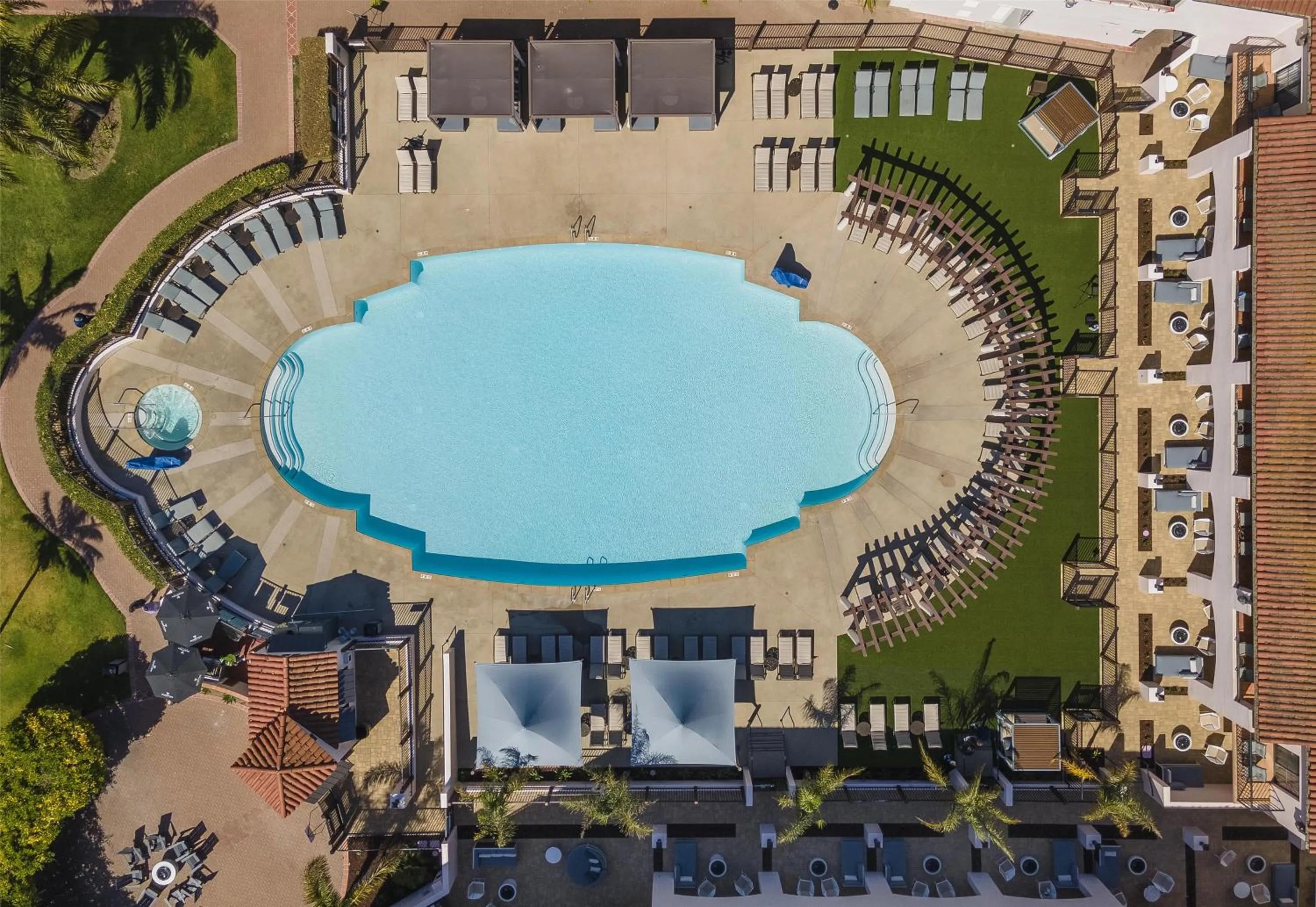 Pool view in Hilton Santa Barbara Beachfront Resort