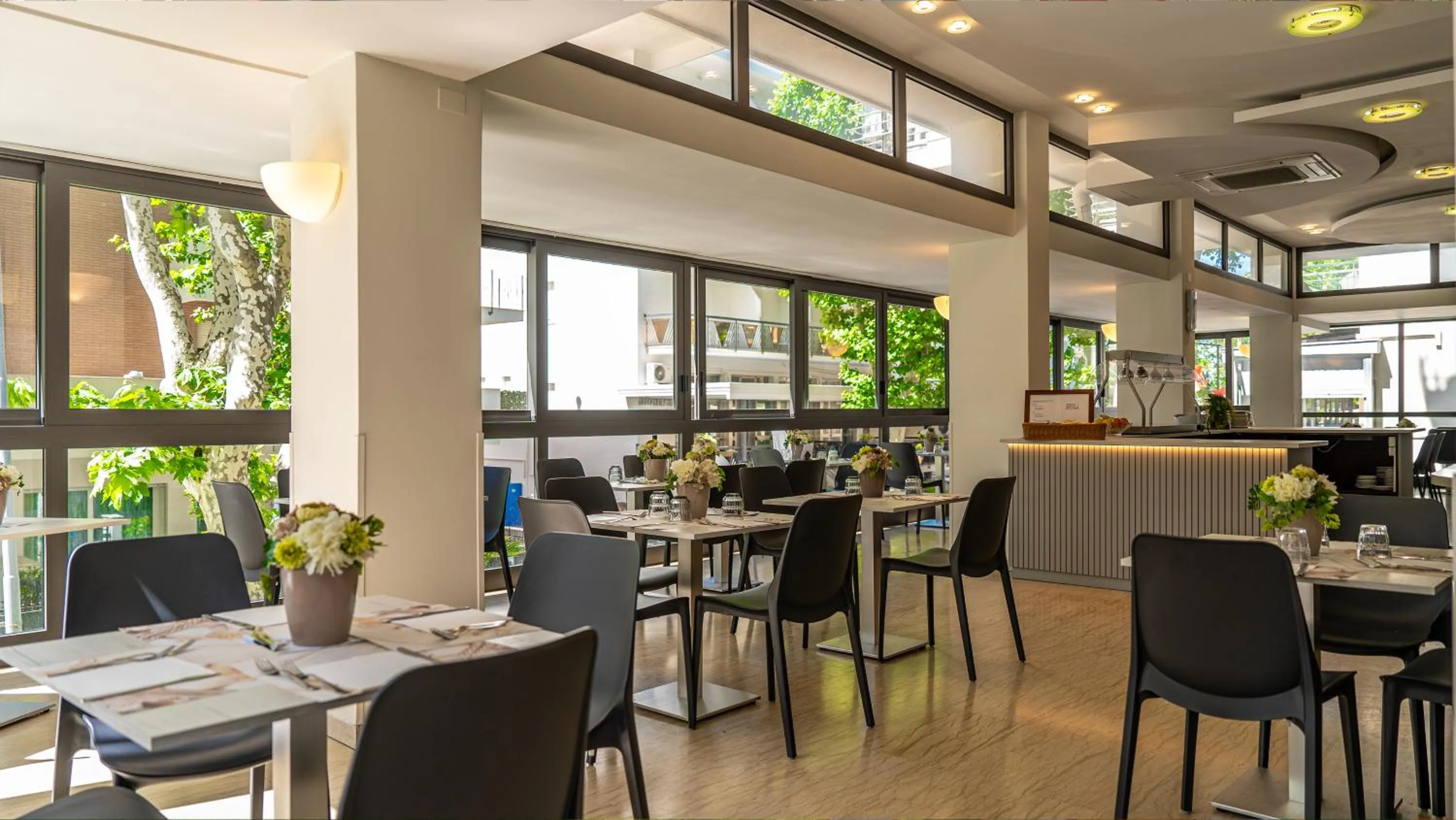 Restaurant/places to eat in Hotel Eiffel