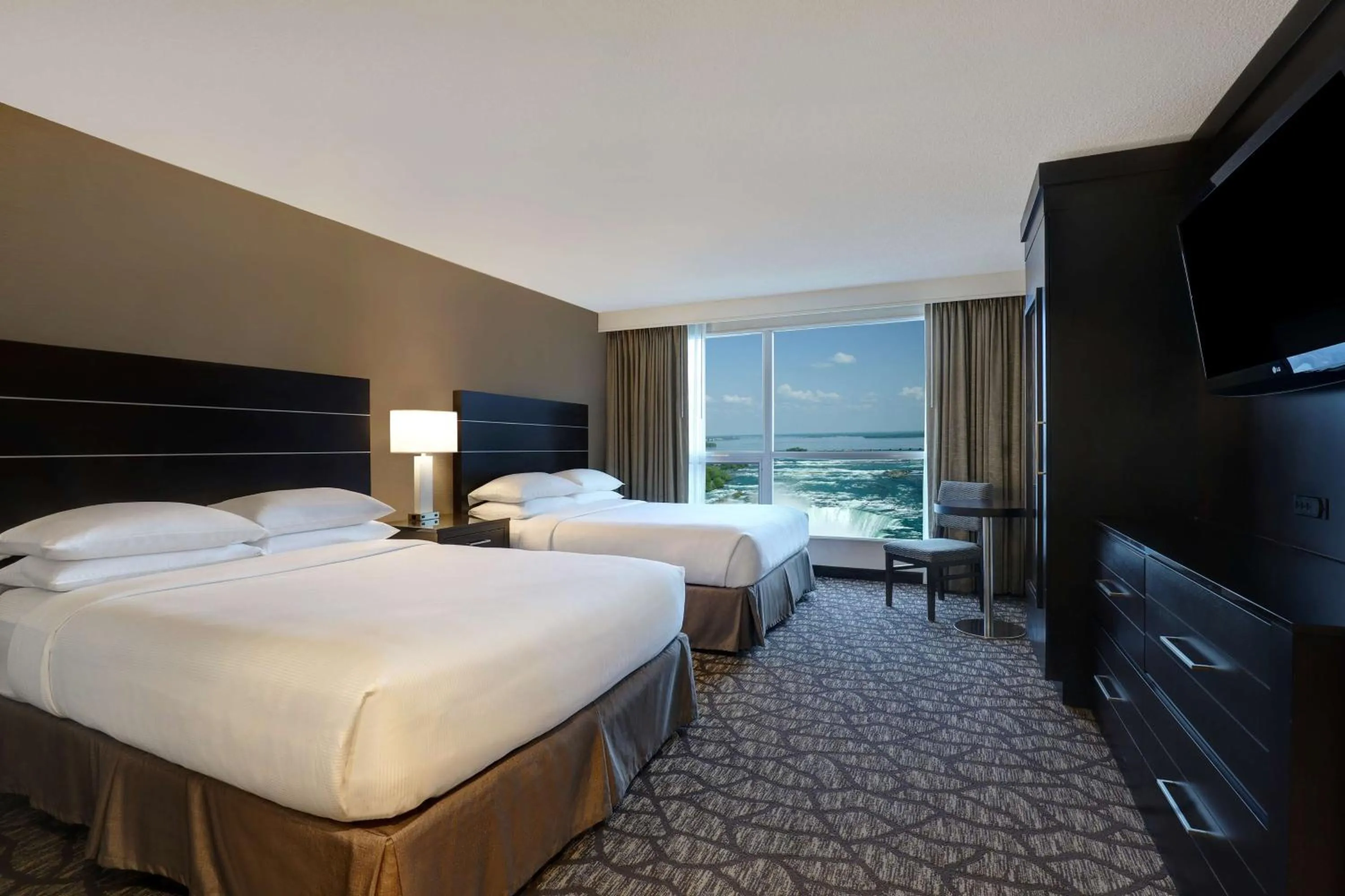 Bed in Embassy Suites by Hilton Niagara Falls/ Fallsview