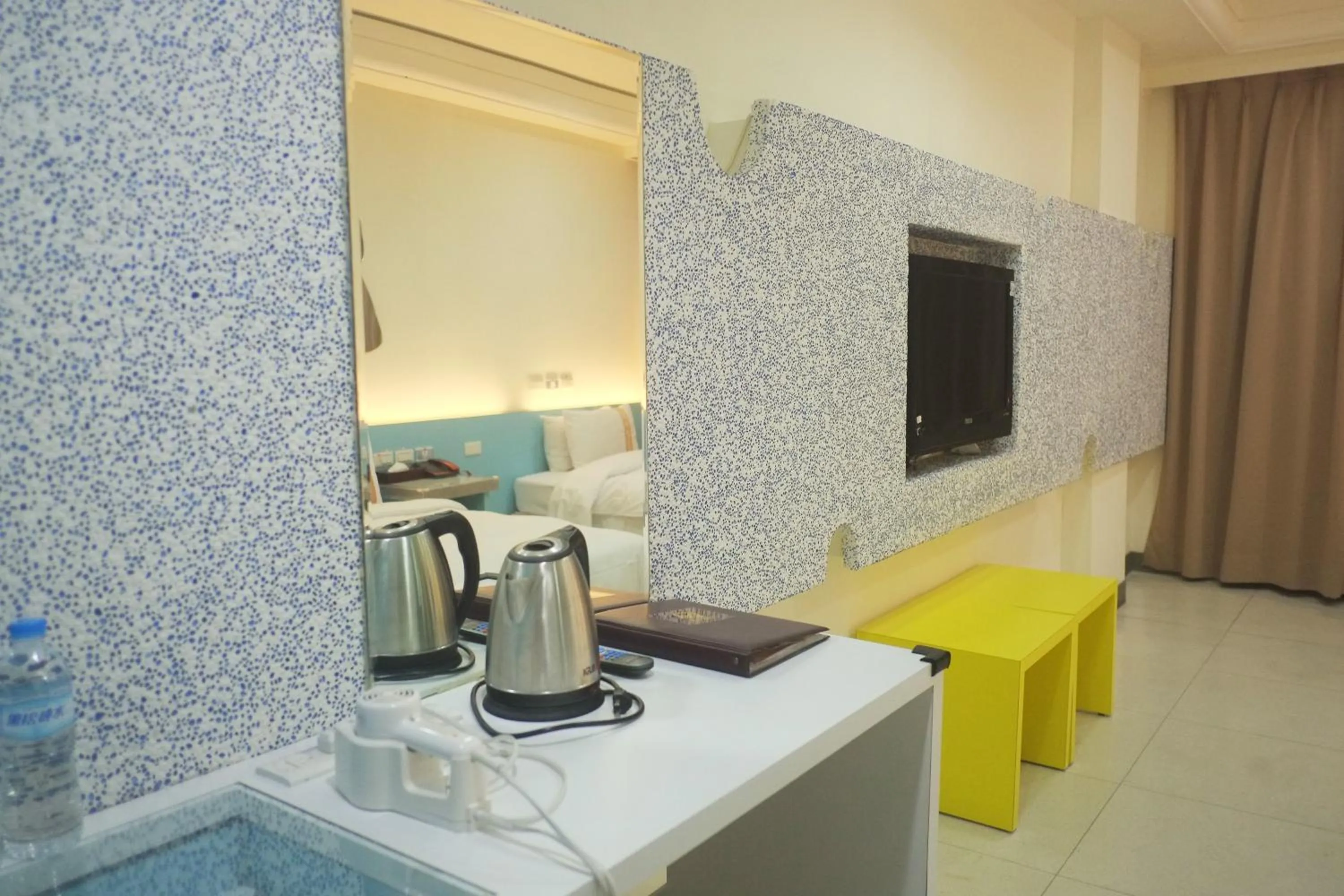 Coffee/tea facilities, Bed in 柜富賓王旅店-台北館 Giant Rich King Plaza Hotel