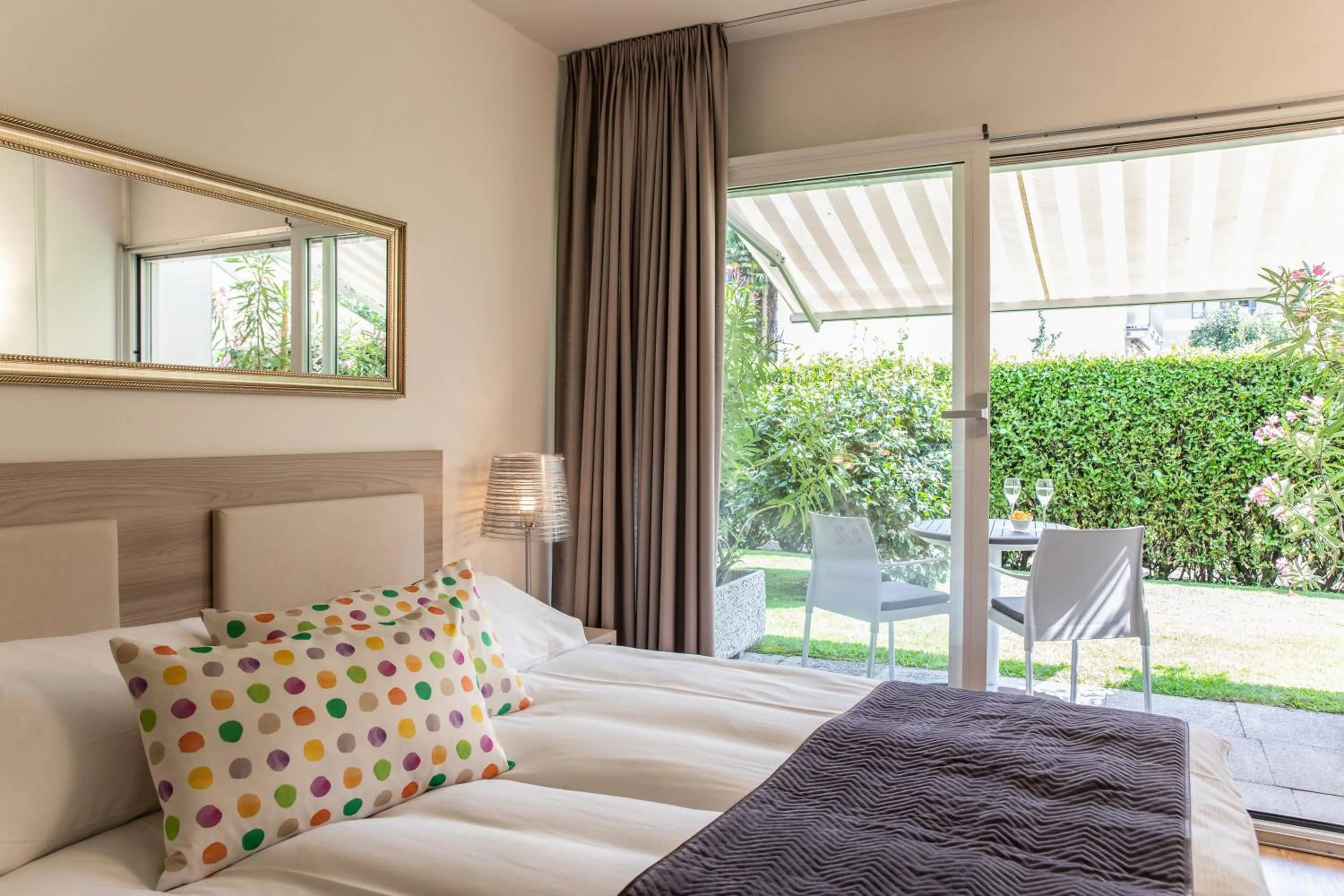 Property building, Bed in Smart-HOTEL MINUSIO, a Swiss Quality Hotel