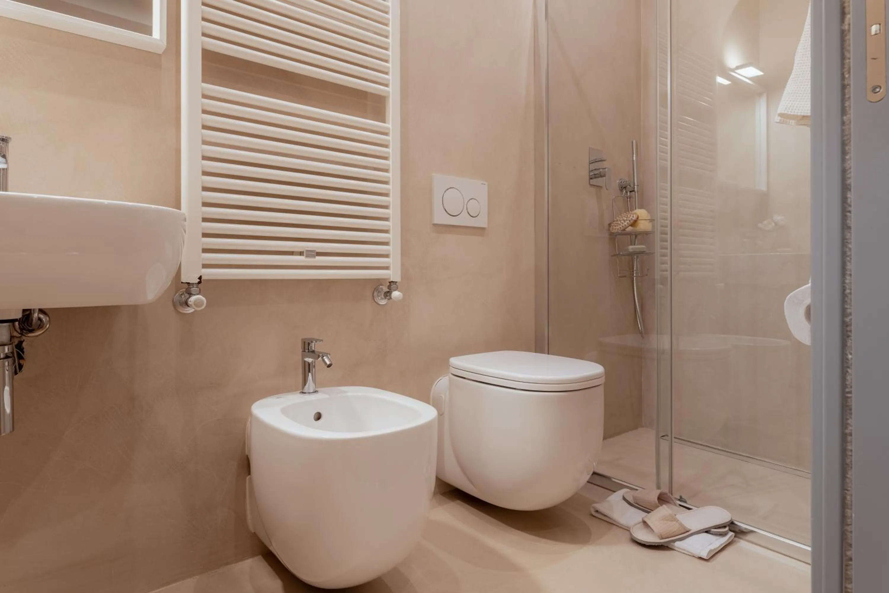 Shower in Il Cortile di Elisa & our flats