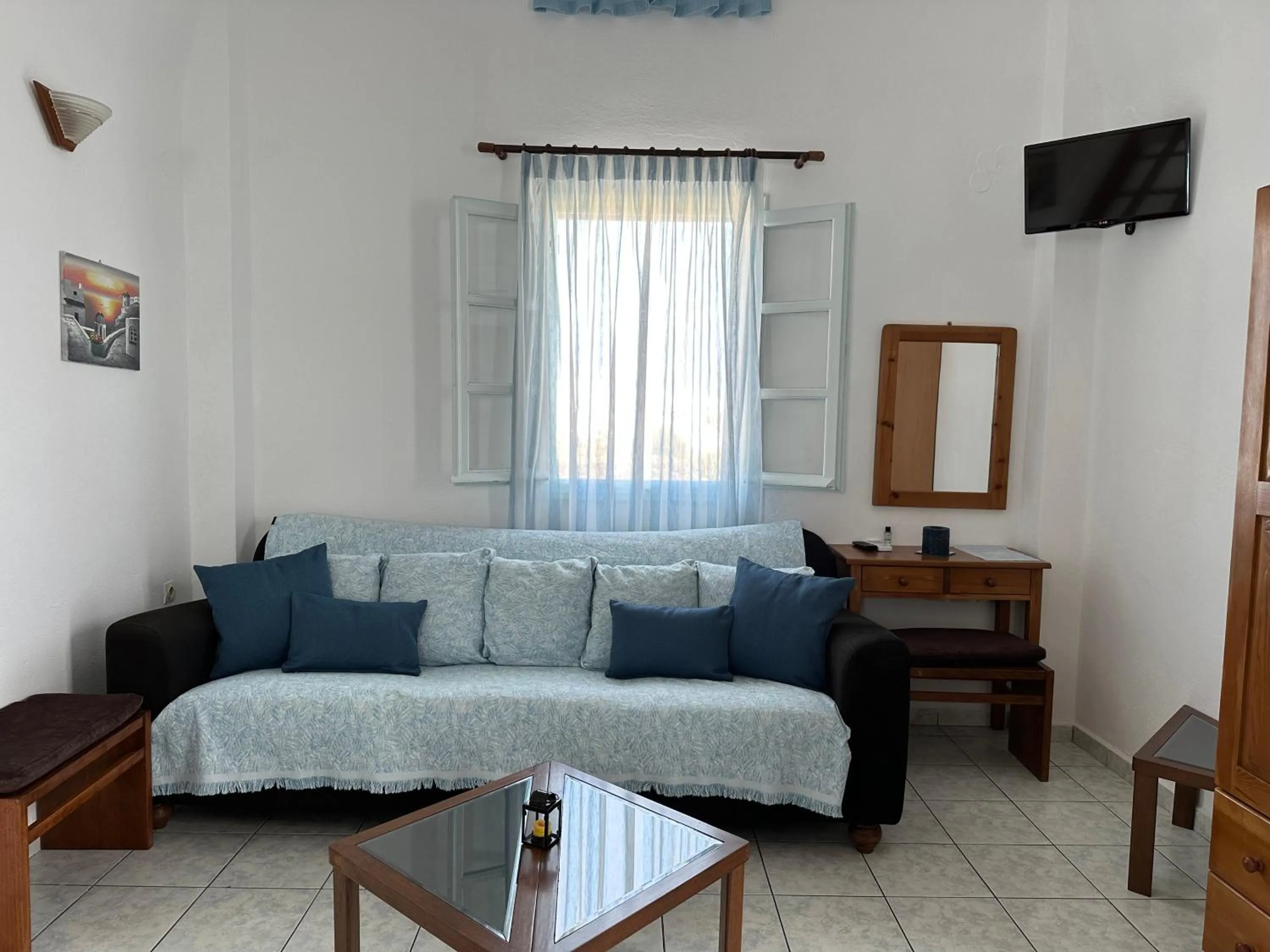 TV and multimedia in Hotel Paradisos Oia