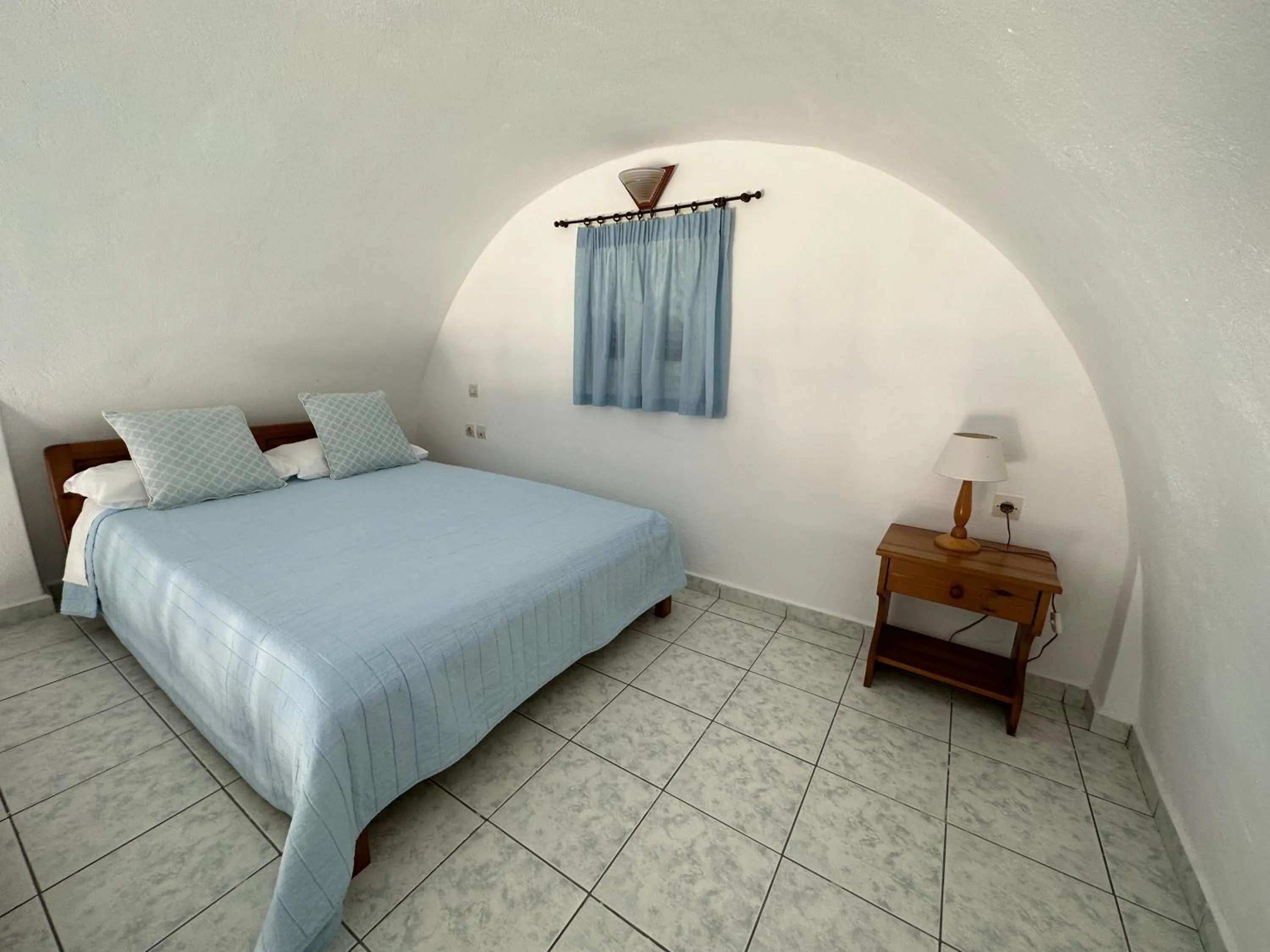 Bed in Hotel Paradisos Oia