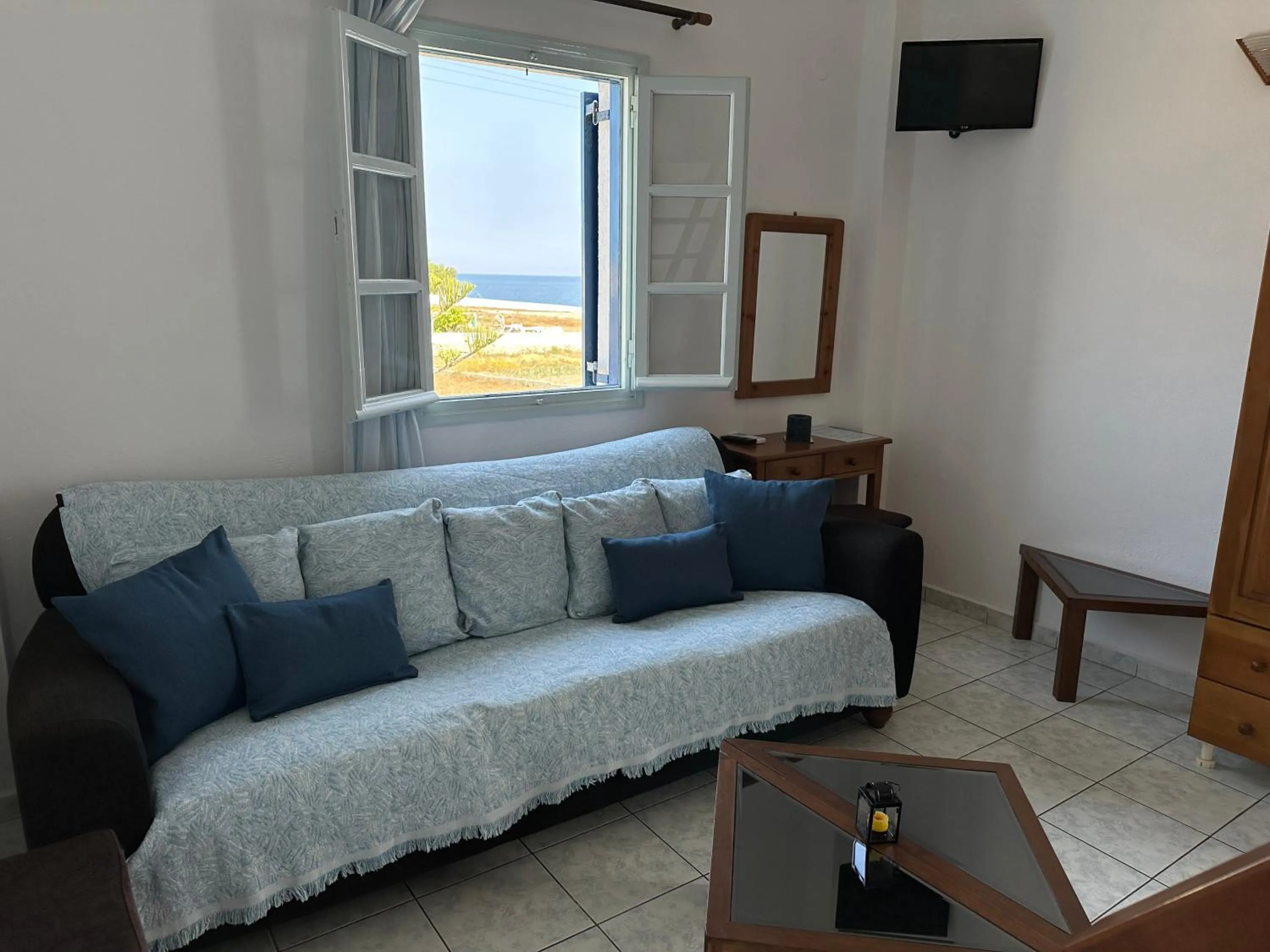 TV and multimedia in Hotel Paradisos Oia